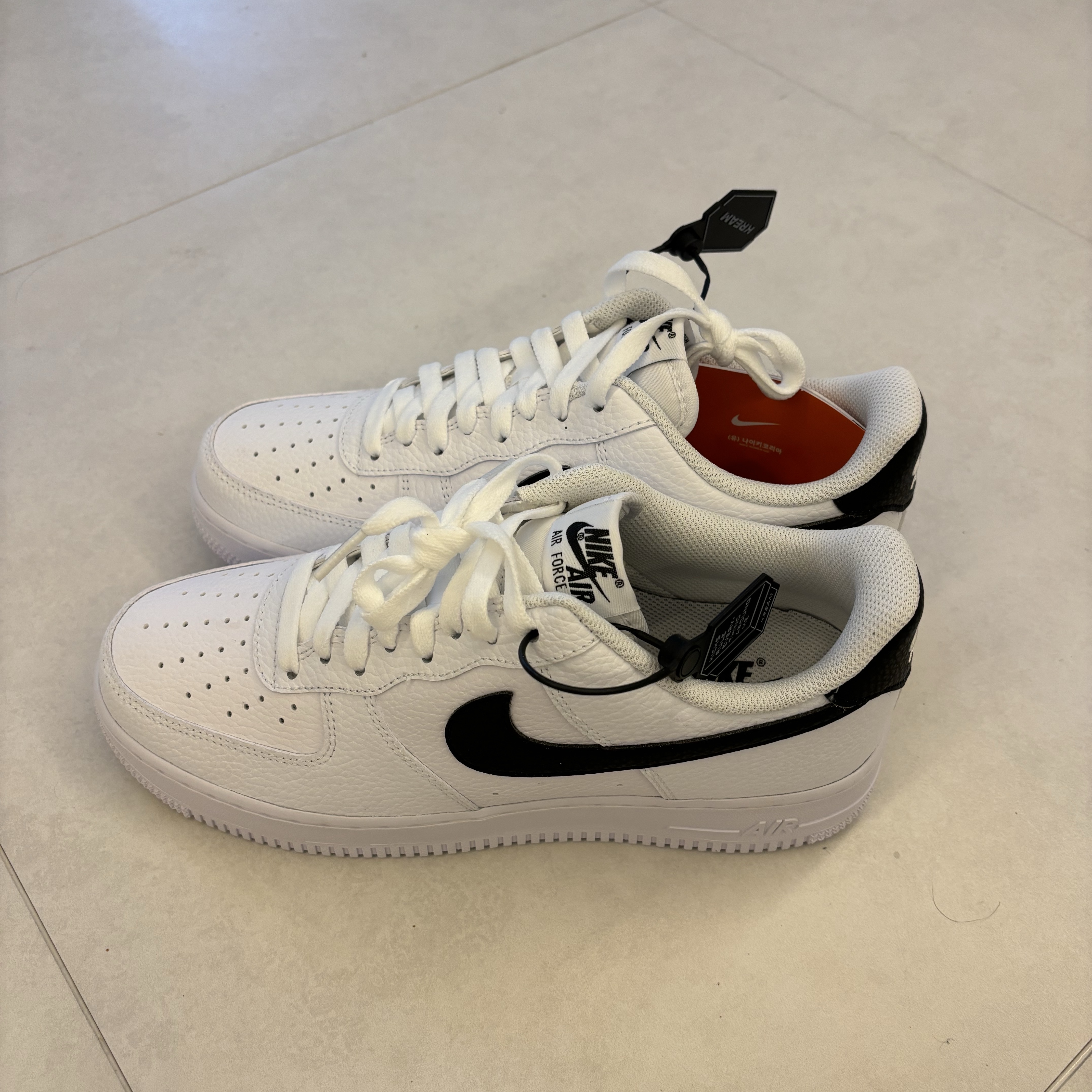 Nike Air Force 1 '07 White Black 착용 스타일