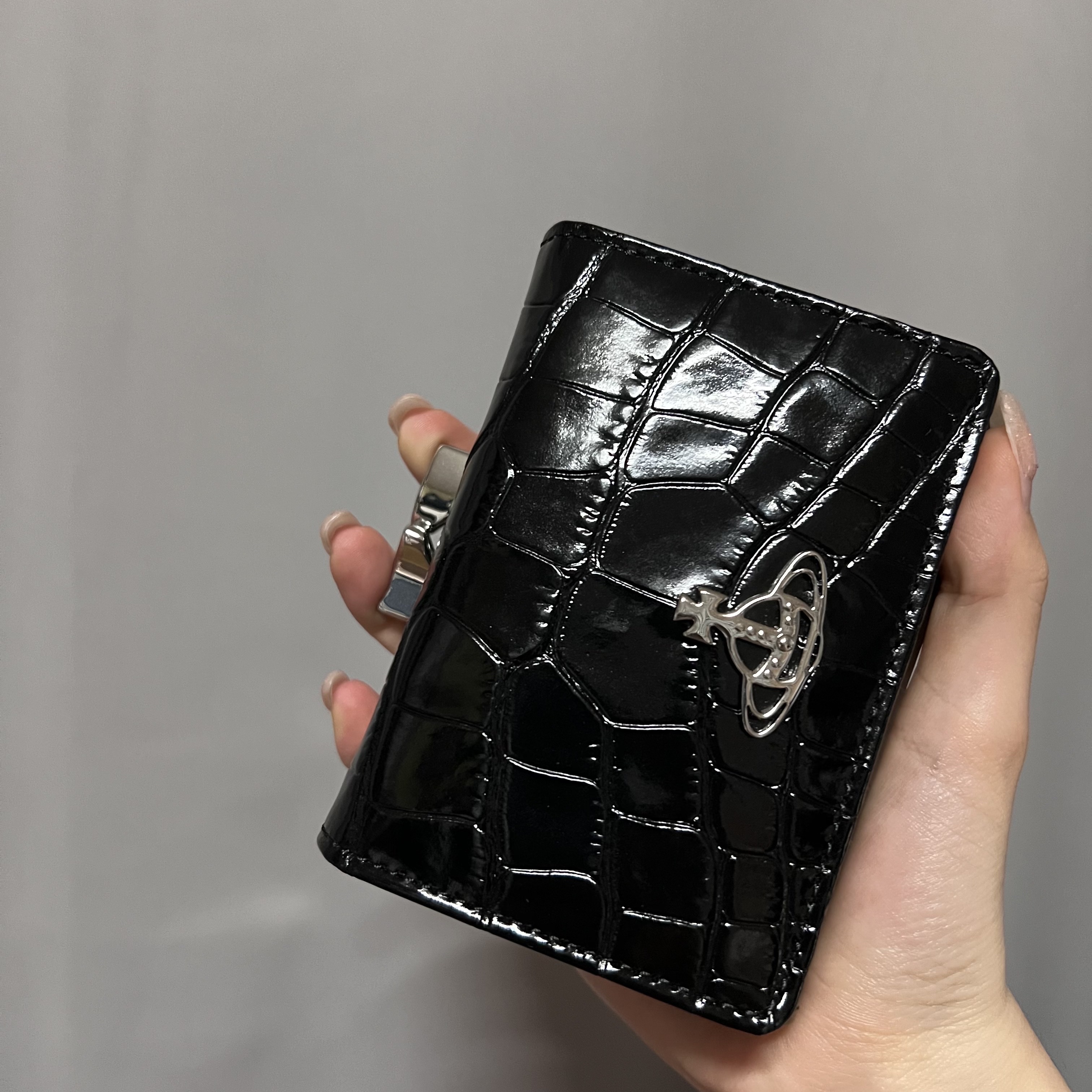 Vivienne Westwood Crocodile Small Frame Wallet Black 착용 스타일 - 2