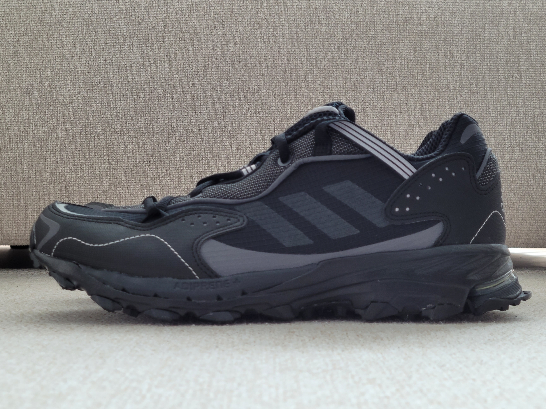 Adidas Response Hoverturf Triple Black 착용 스타일 - 1