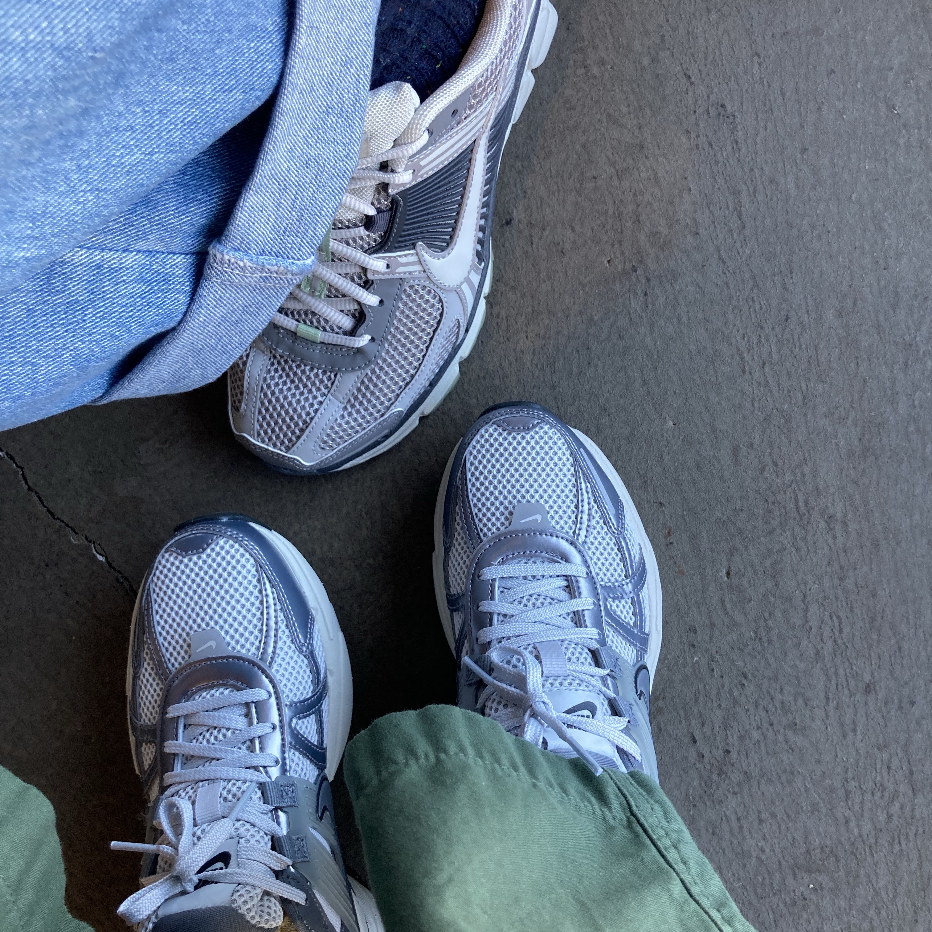 Nike V2K Run Pure Platinum Wolf Grey, (W) Nike Zoom Vomero 5 Cobblestone and Flat Pewter 착용 스타일 - 2