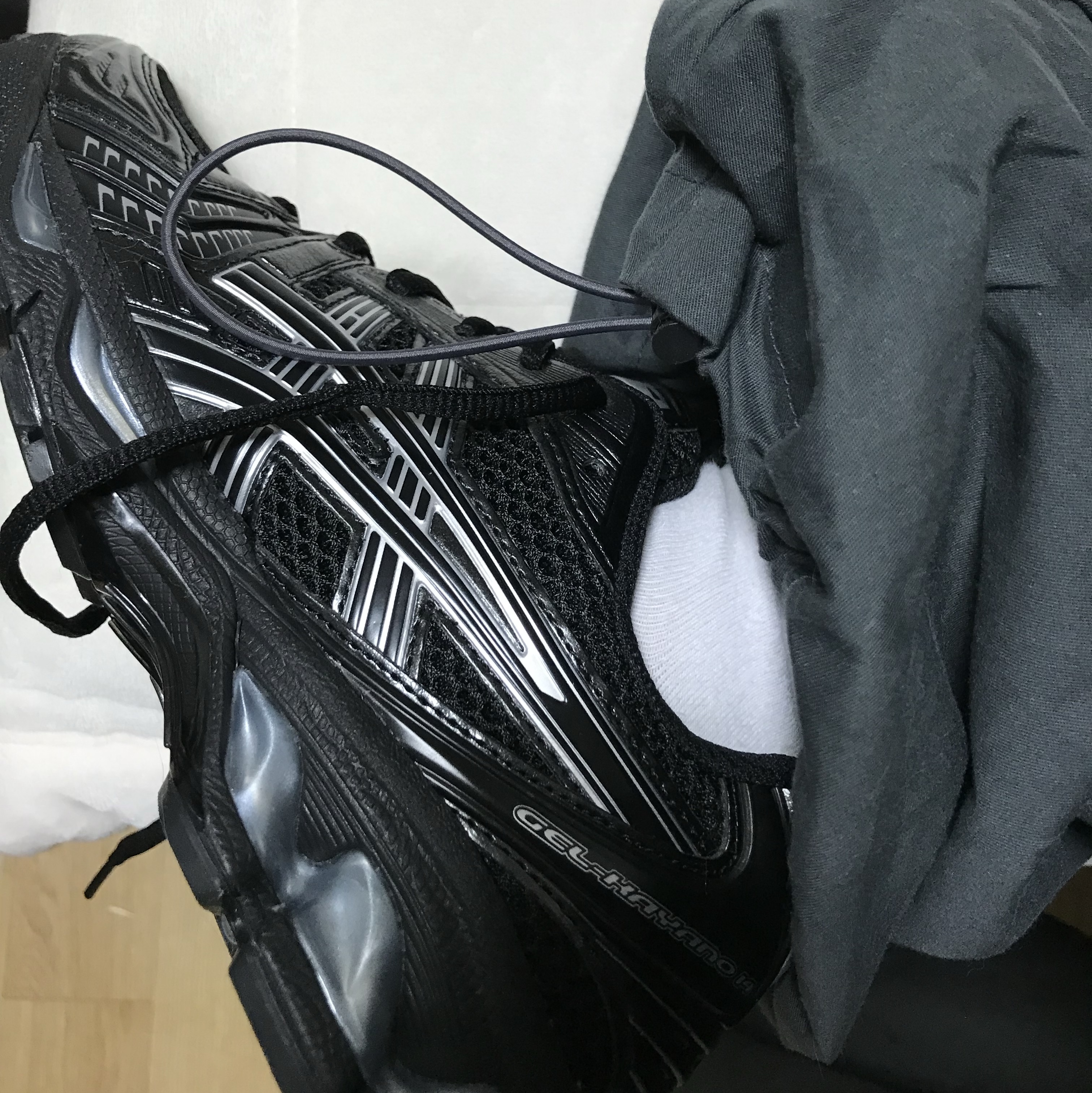 Asics Gel-Kayano 14 Black Pure Silver 착용 스타일 - 2