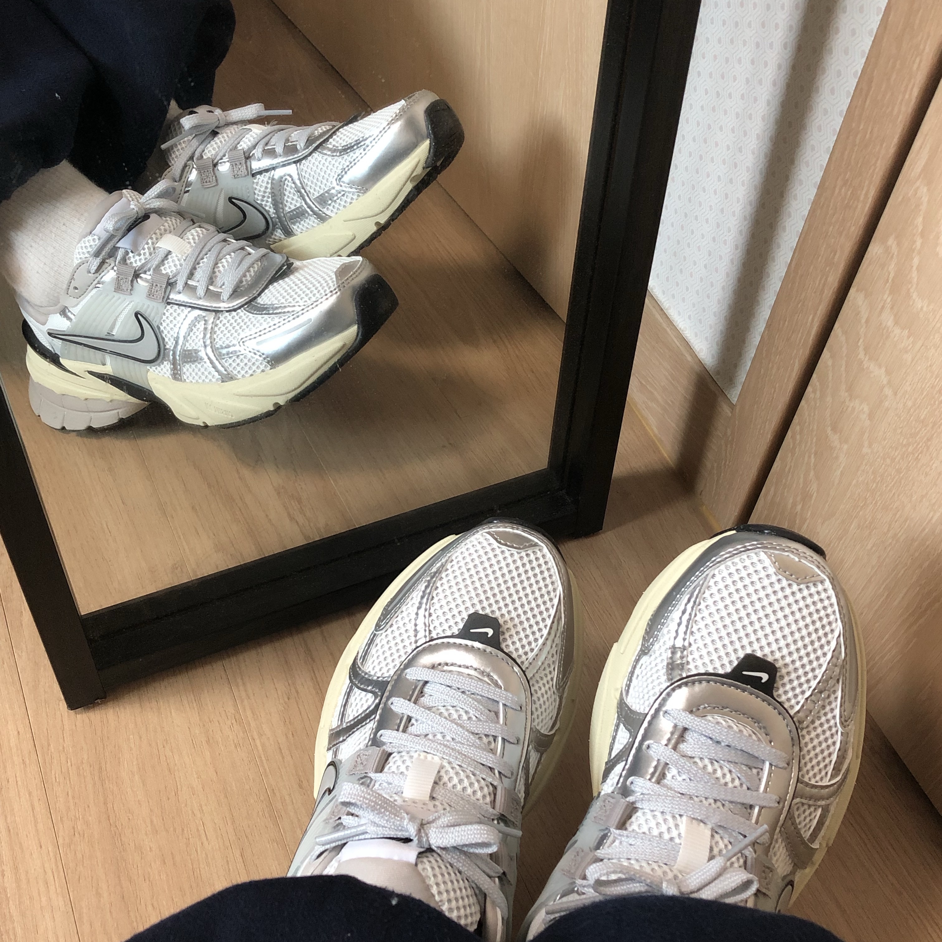Nike V2K Run Summit White Metallic Silver 착용 스타일