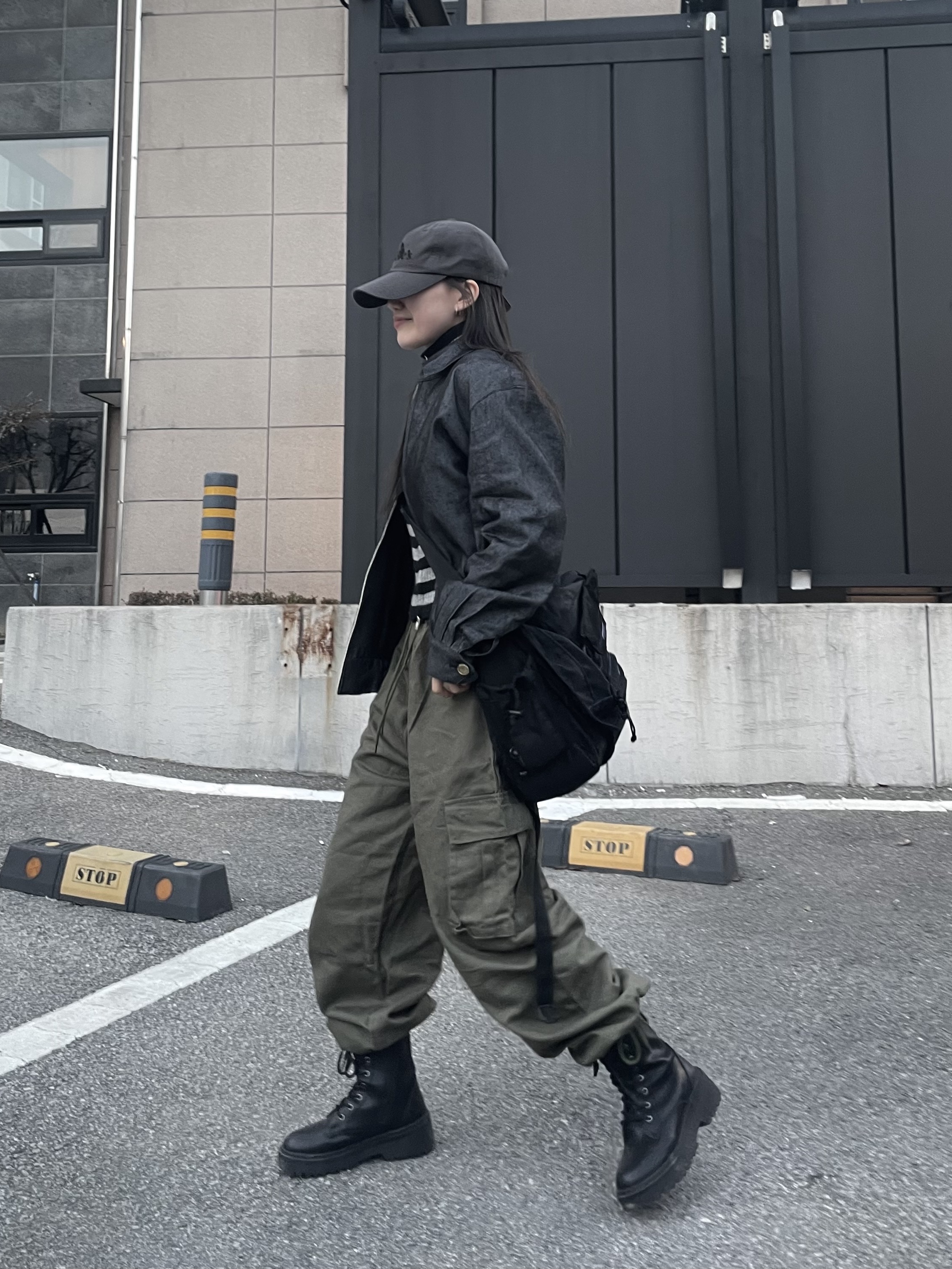 (W) Matin Kim Lettering Ball Cap Charcoal, Carhartt Cargo Series Messenger Bag Black 착용 스타일 - 2