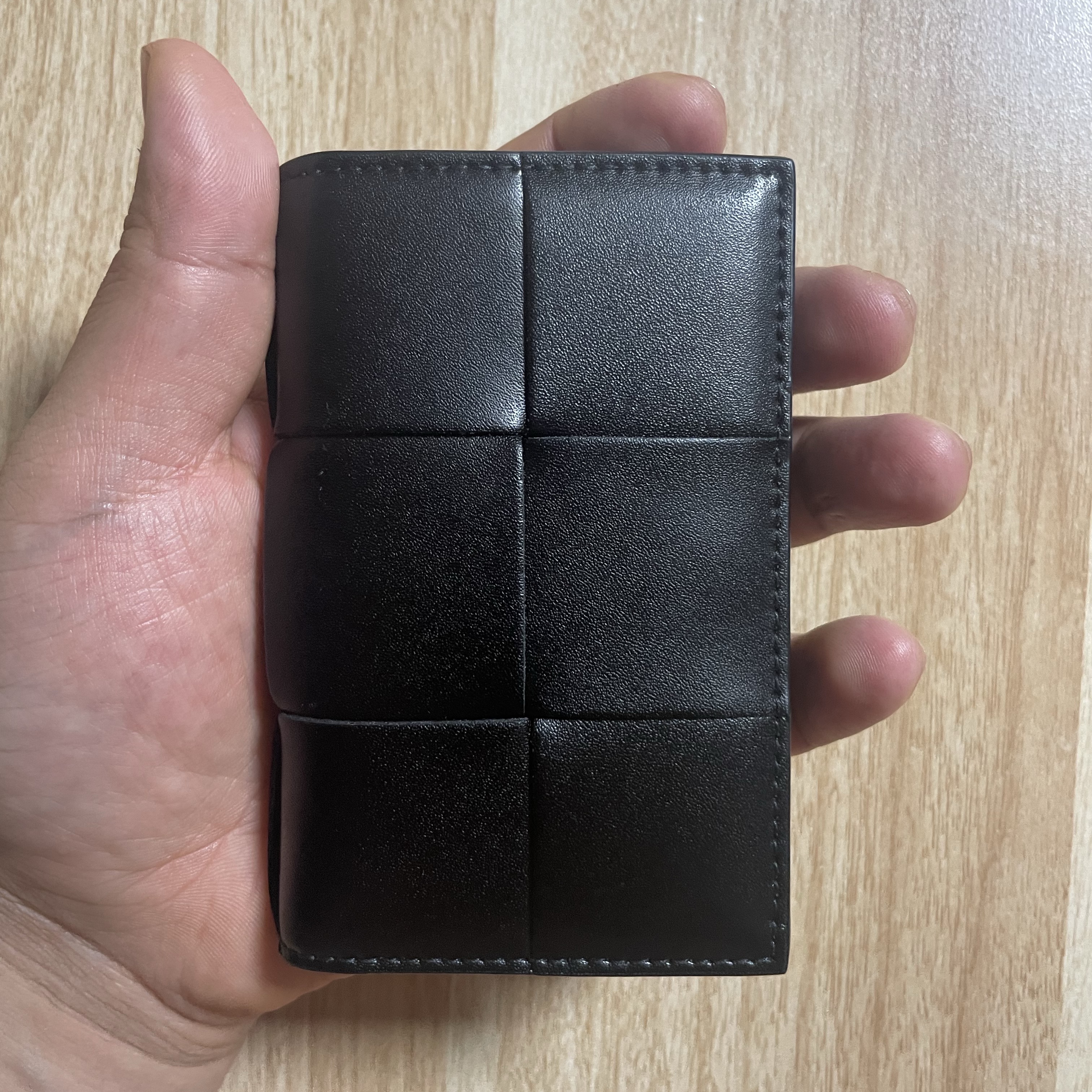 Bottega Veneta Flap Card Case Black 착용 스타일 - 2
