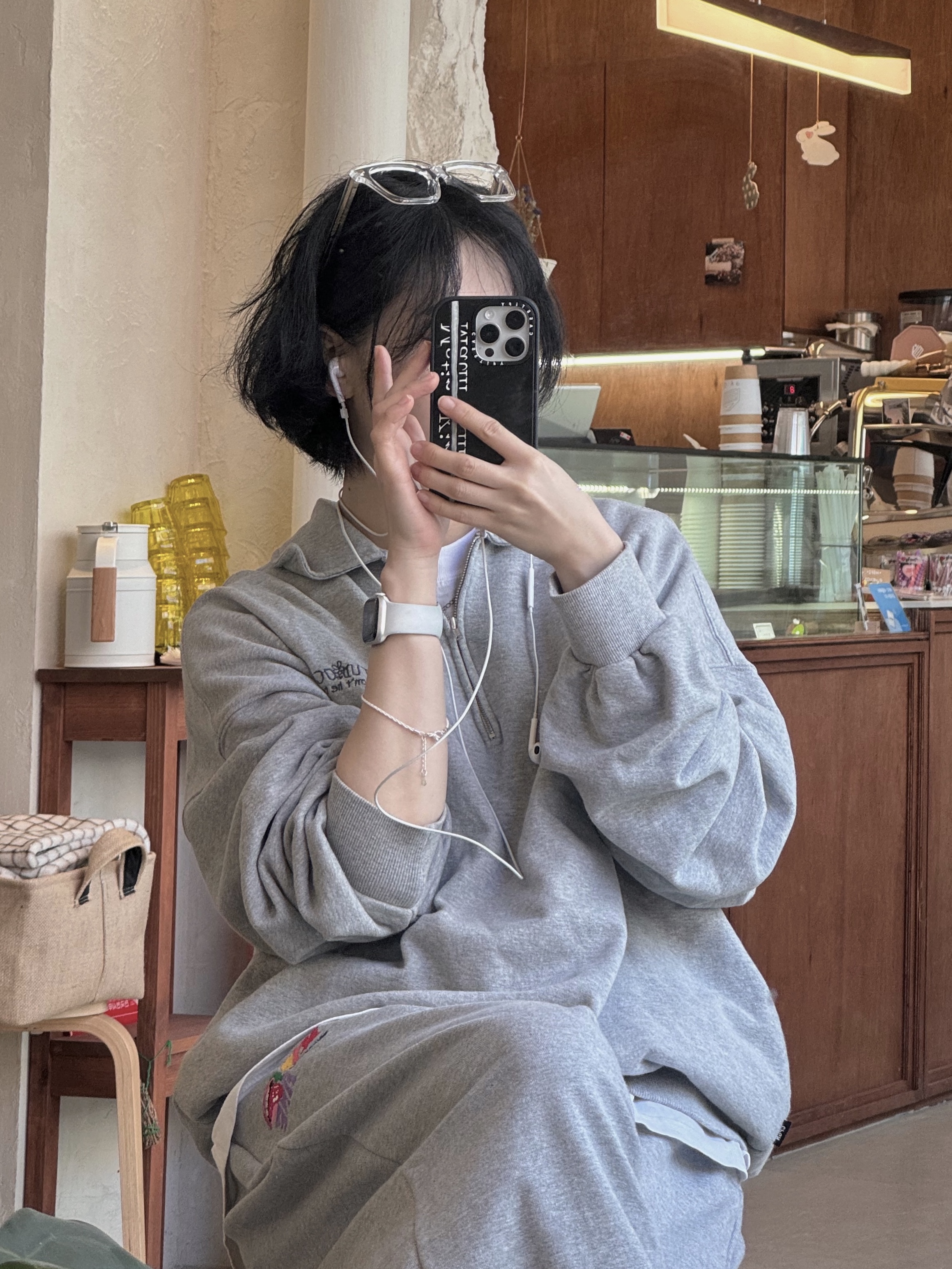 Casetify x Matin Kim iPhone Black Logo Impact Case Matte Black 착용 스타일 - 4