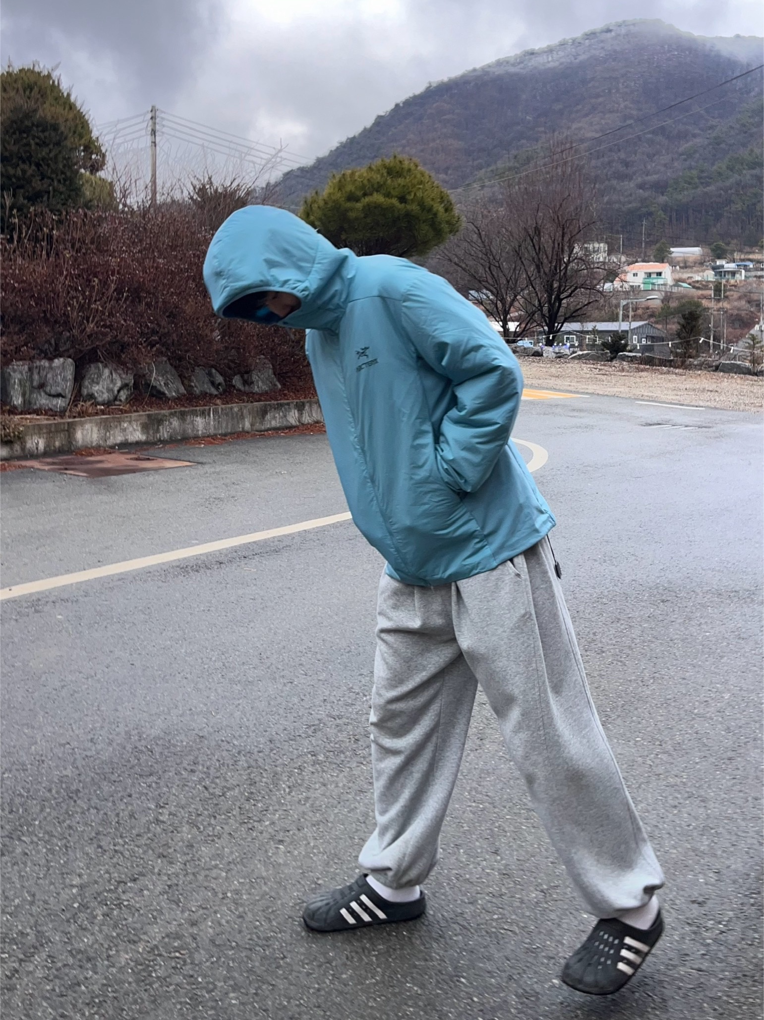 Adidas Adilette Clog Black White, Arc'teryx Atom LT Hoody Solace 착용 스타일