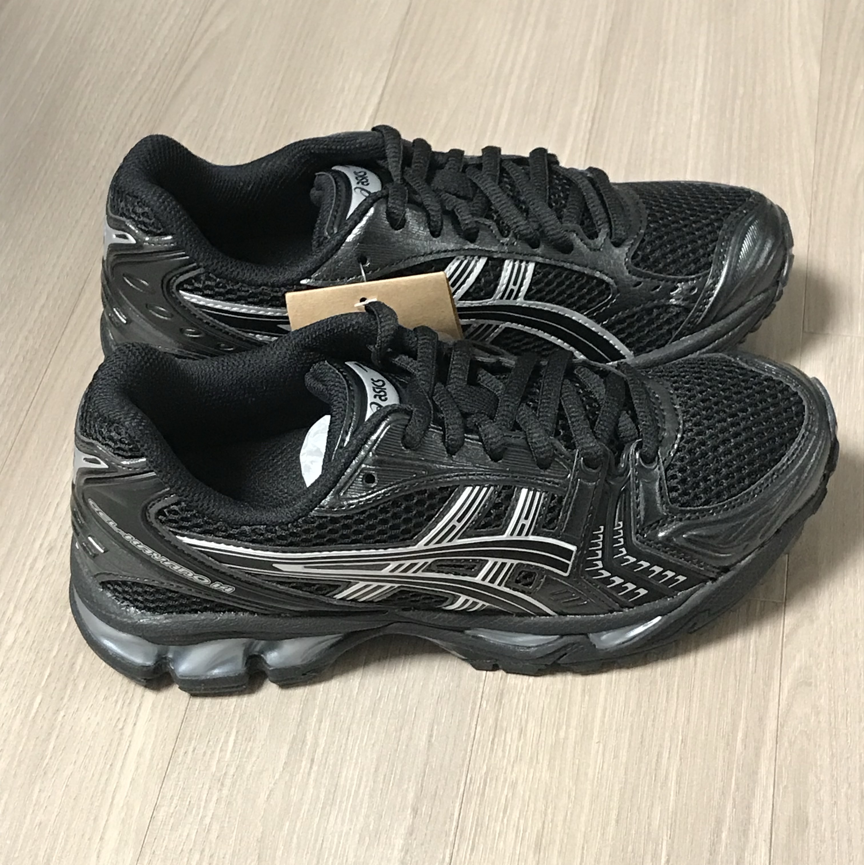 Asics Gel-Kayano 14 Birch Dark Pewter, Asics Gel-Kayano 14 Black Pure Silver 착용 스타일 - 1