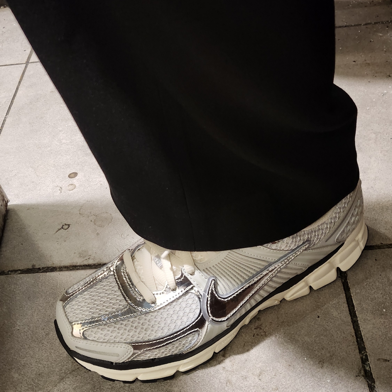 (W) Nike Zoom Vomero 5 Photon Dust and Metallic Silver 착용 스타일 - 2