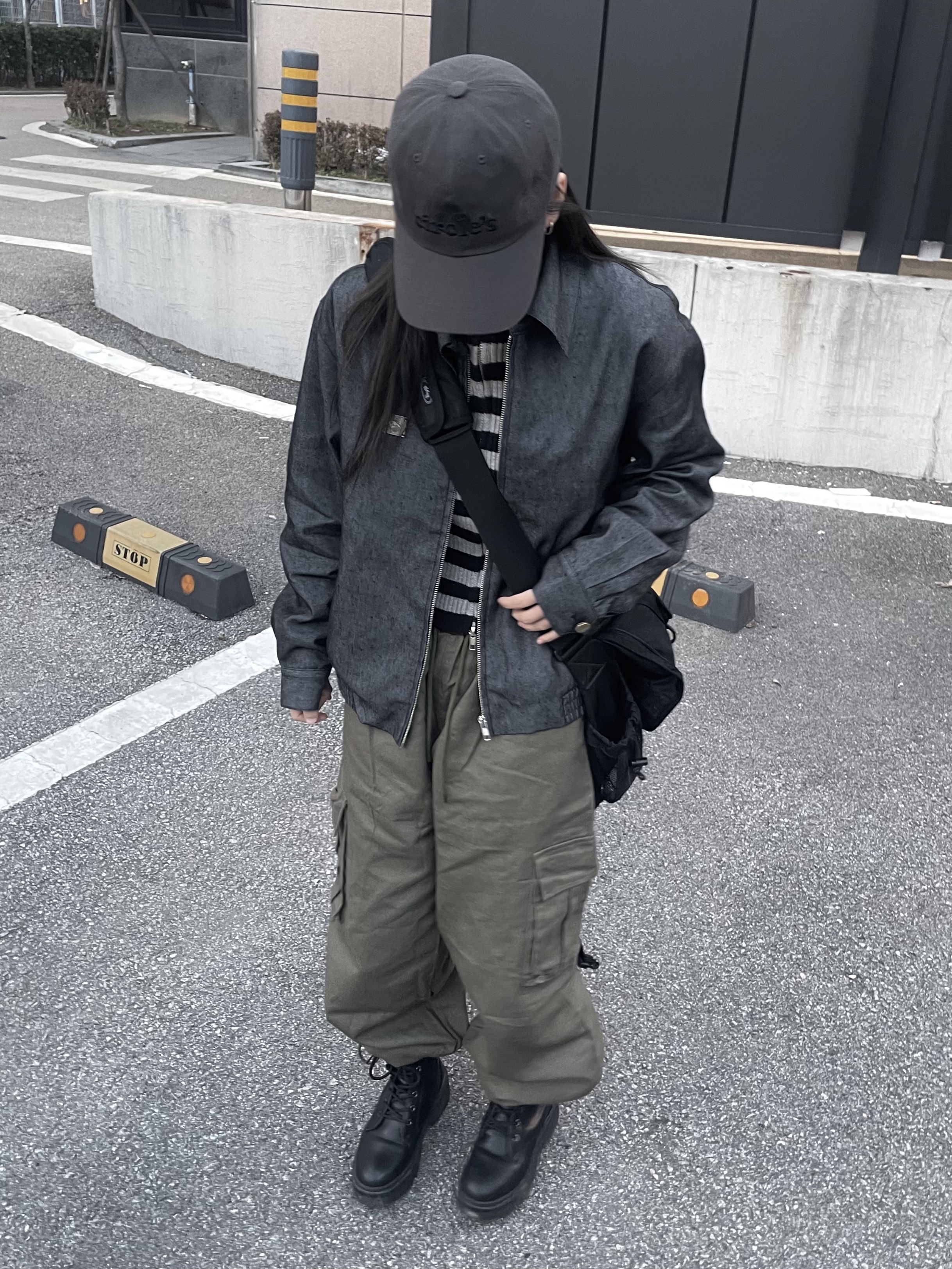 (W) Matin Kim Lettering Ball Cap Charcoal, Carhartt Cargo Series Messenger Bag Black 착용 스타일 - 3