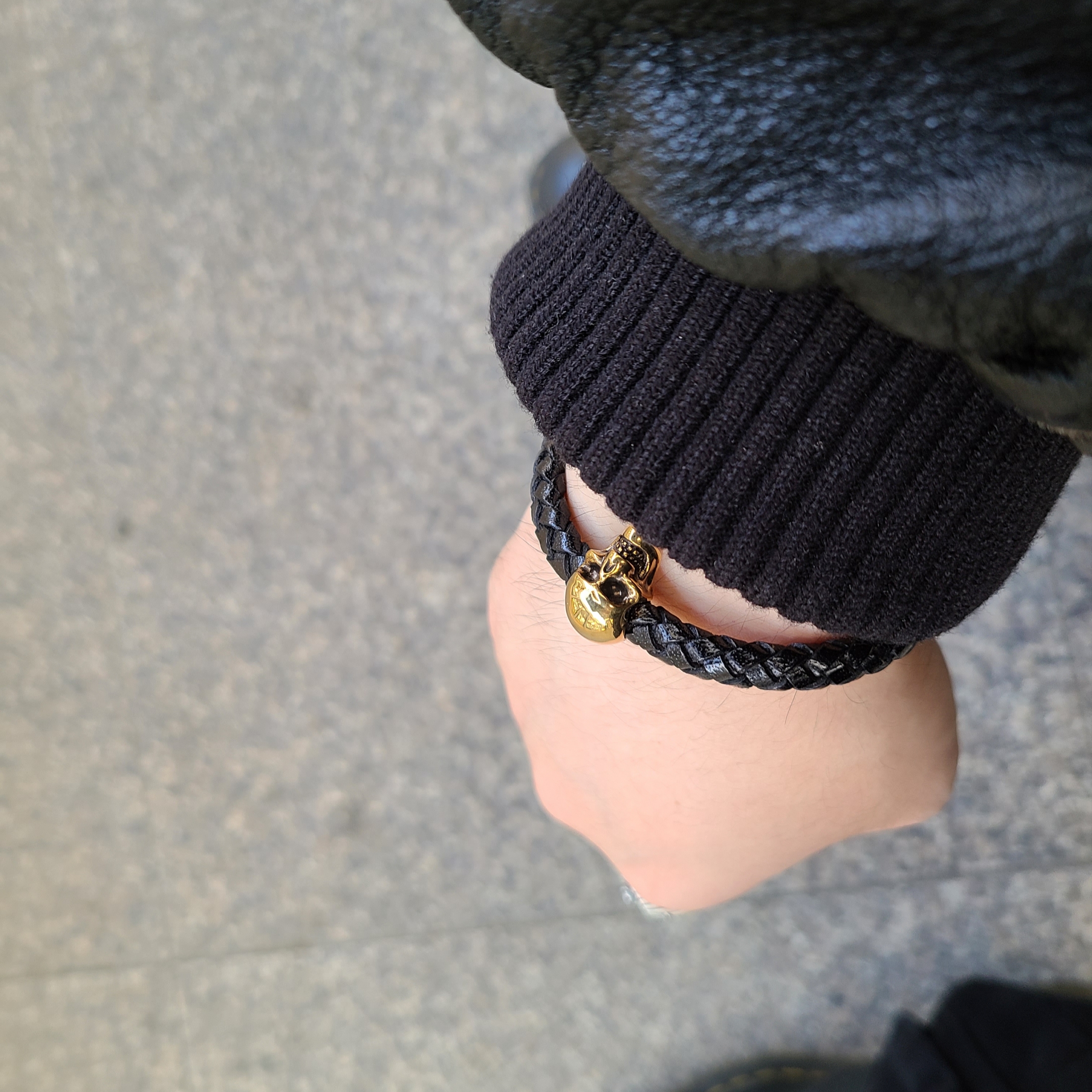 Alexander McQueen Skull Leather Bracelet Black 착용 스타일 - 3