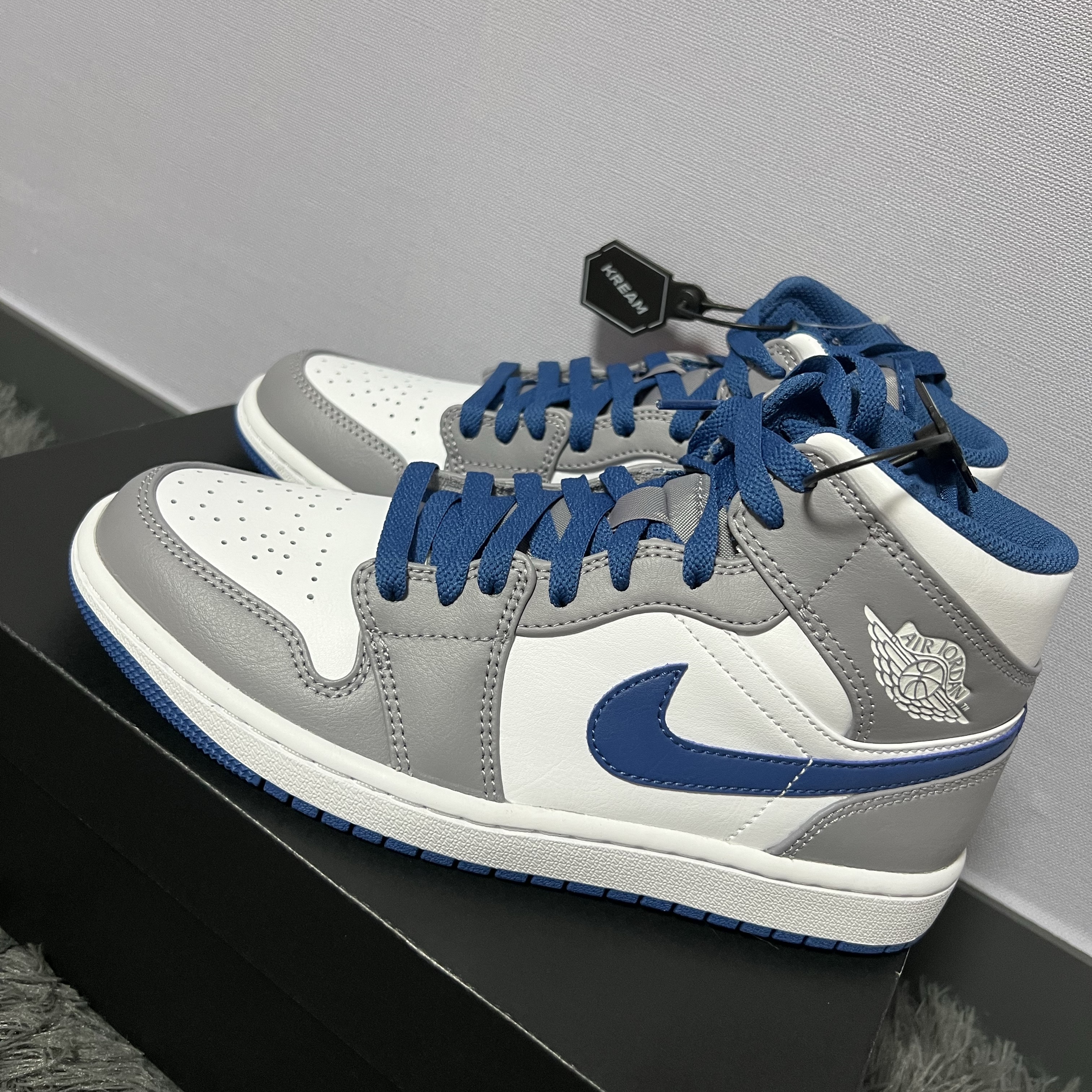 Jordan 1 Mid Cement Grey True Blue 착용 스타일 - 1