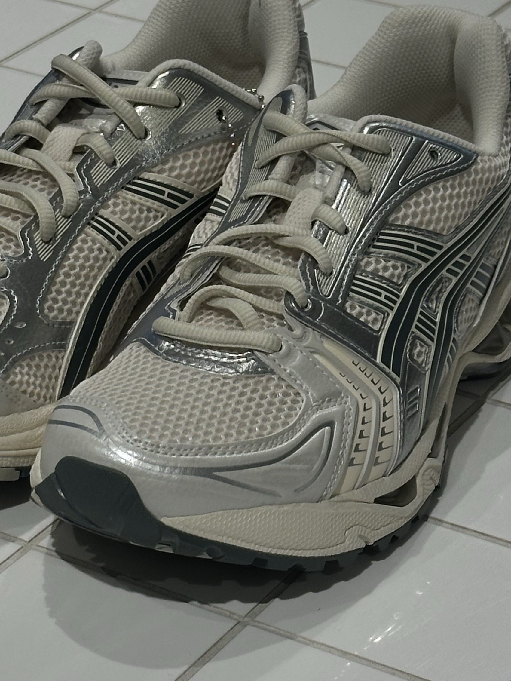 Asics Gel-Kayano 14 Birch Dark Pewter 착용 스타일 - 3