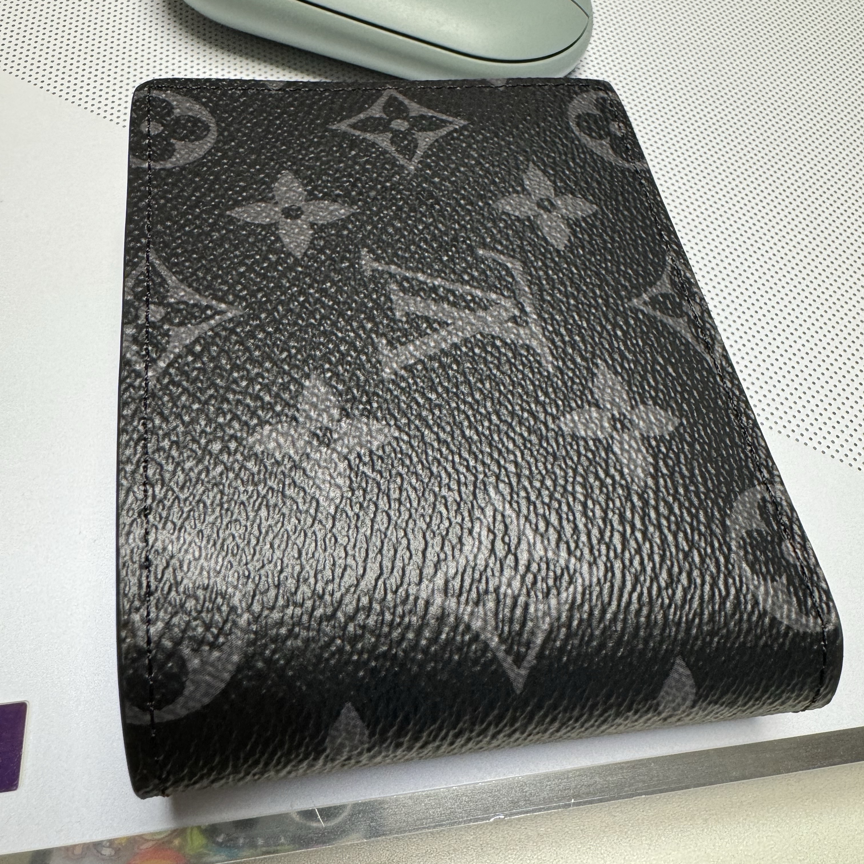 Louis Vuitton Slender Wallet Monogram Eclipse 착용 스타일