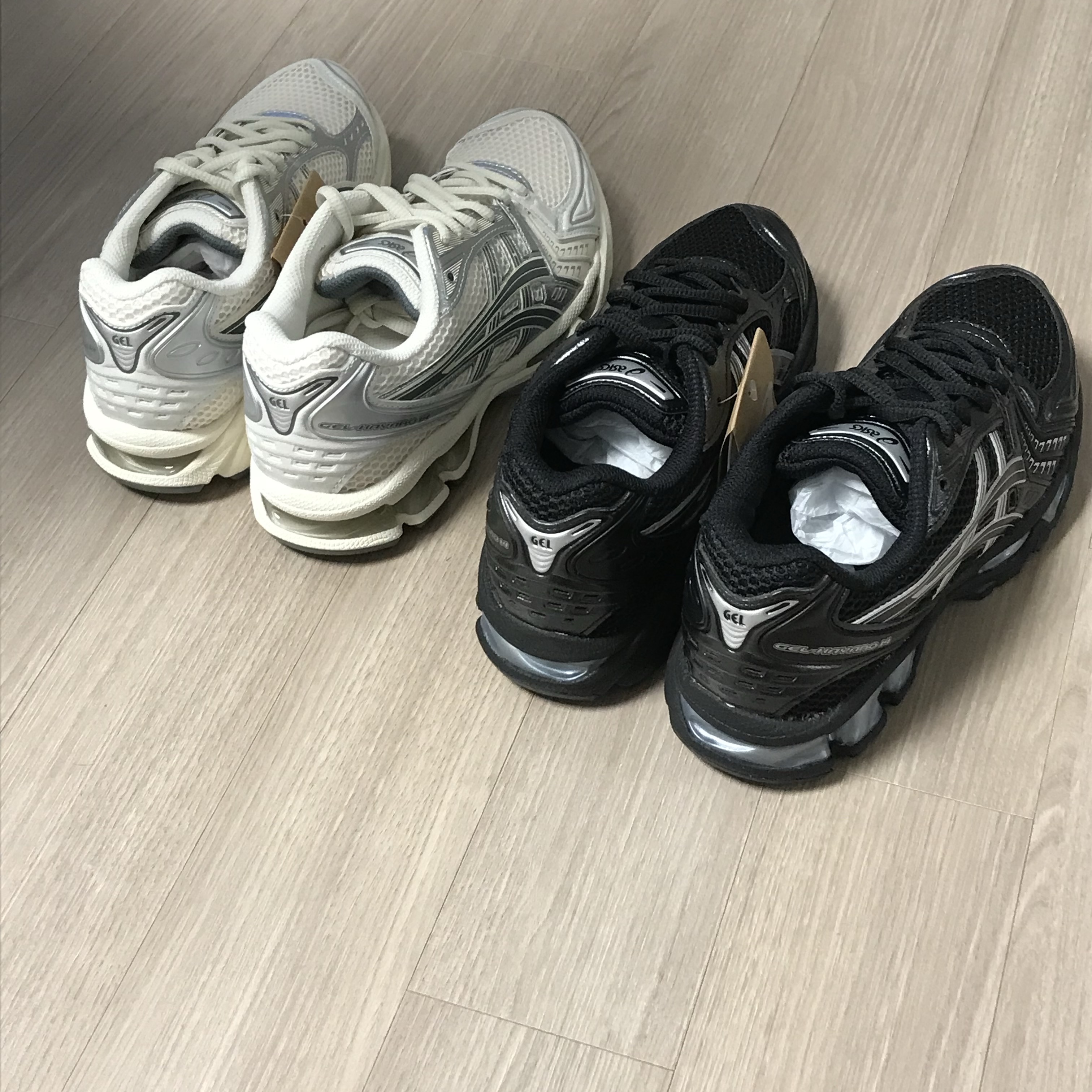 Asics Gel-Kayano 14 Birch Dark Pewter, Asics Gel-Kayano 14 Black Pure Silver 착용 스타일 - 6