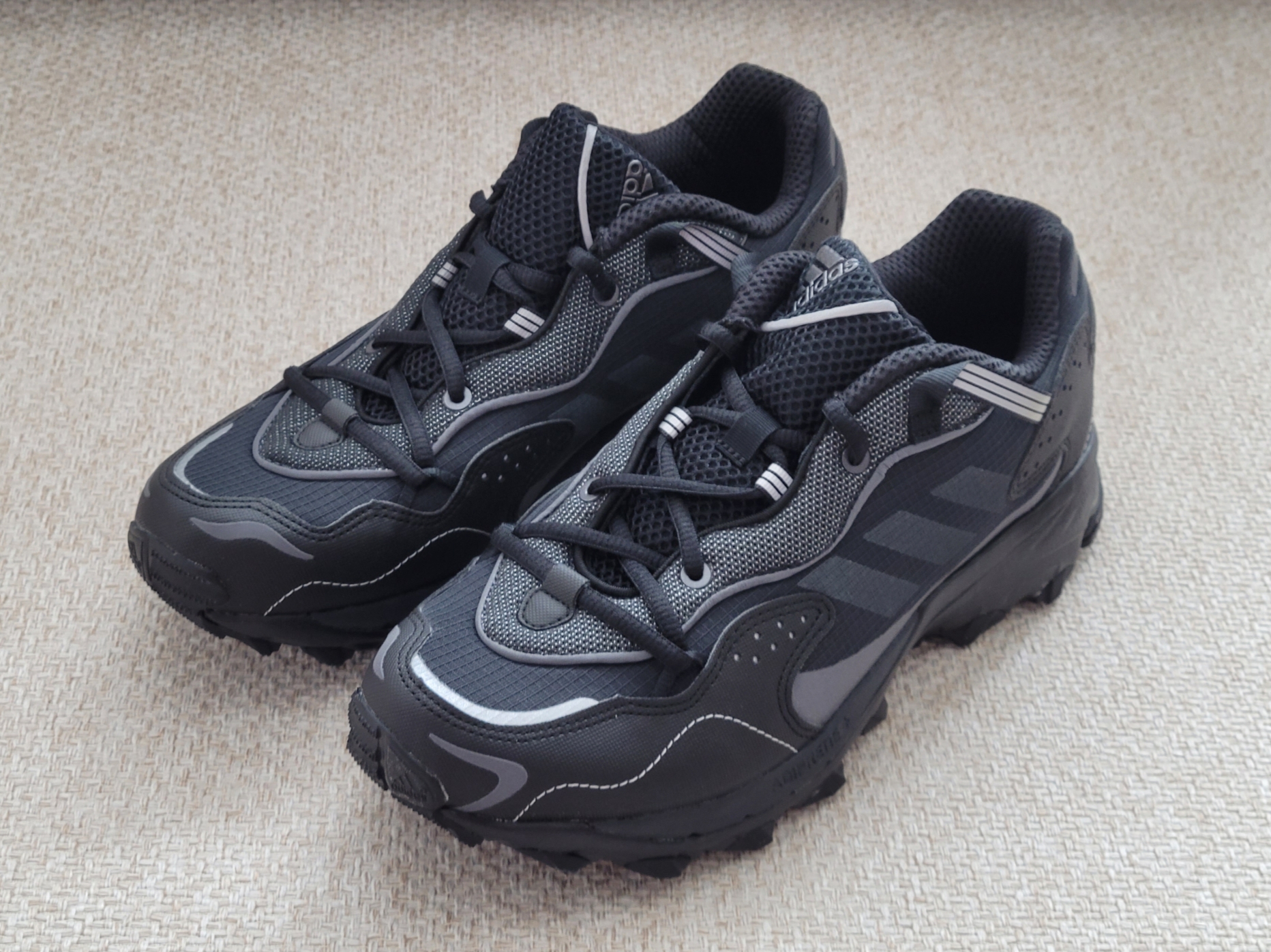 Adidas Response Hoverturf Triple Black 착용 스타일 - 3