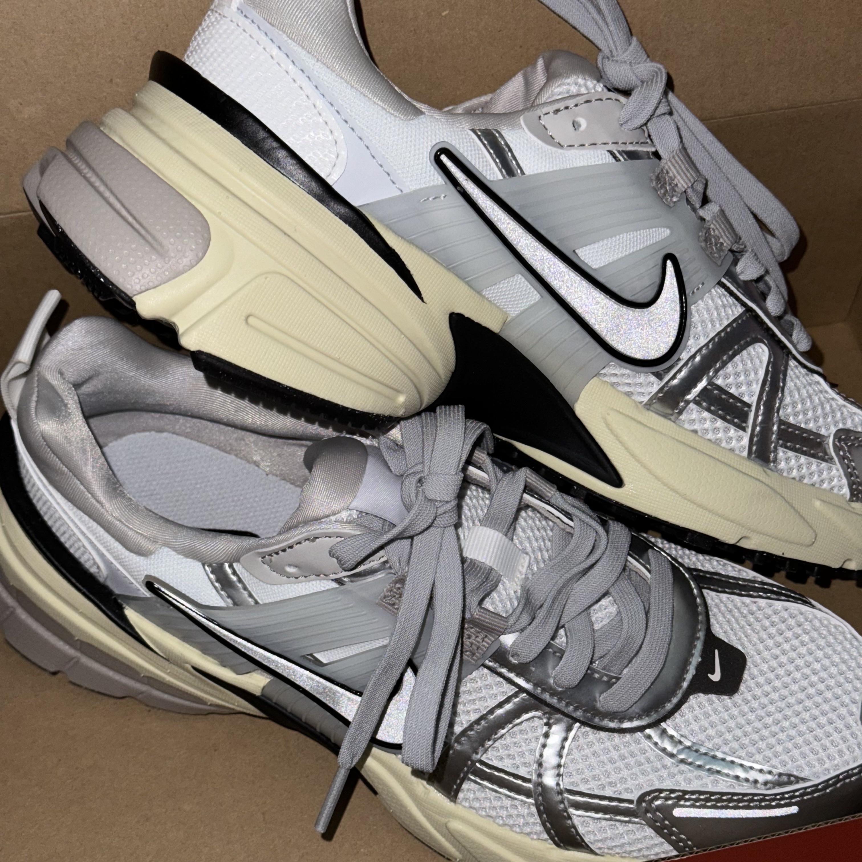 Nike V2K Run Summit White Metallic Silver 착용 스타일