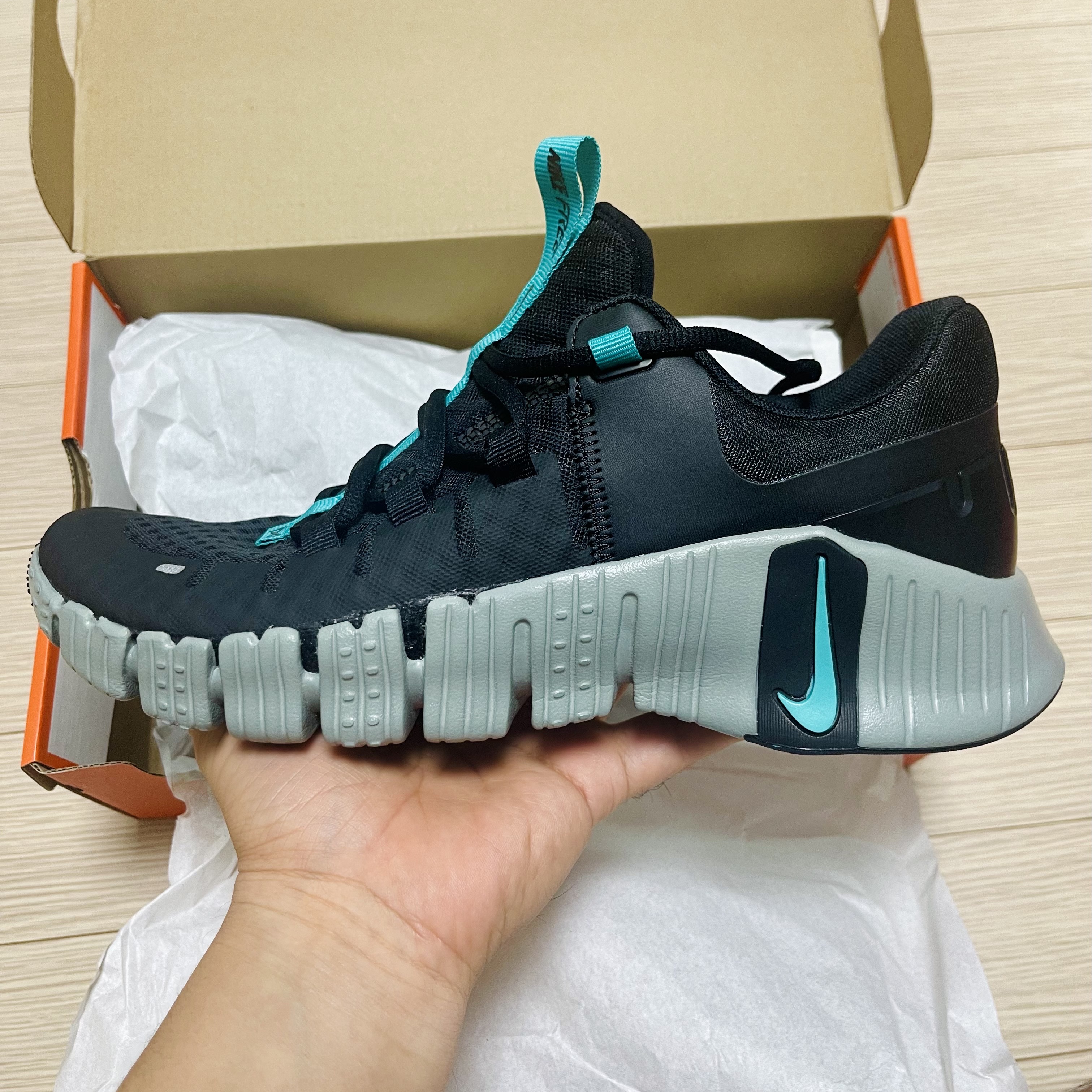 Nike Free Metcon 5 Black Clear Jade 착용 스타일 - 1