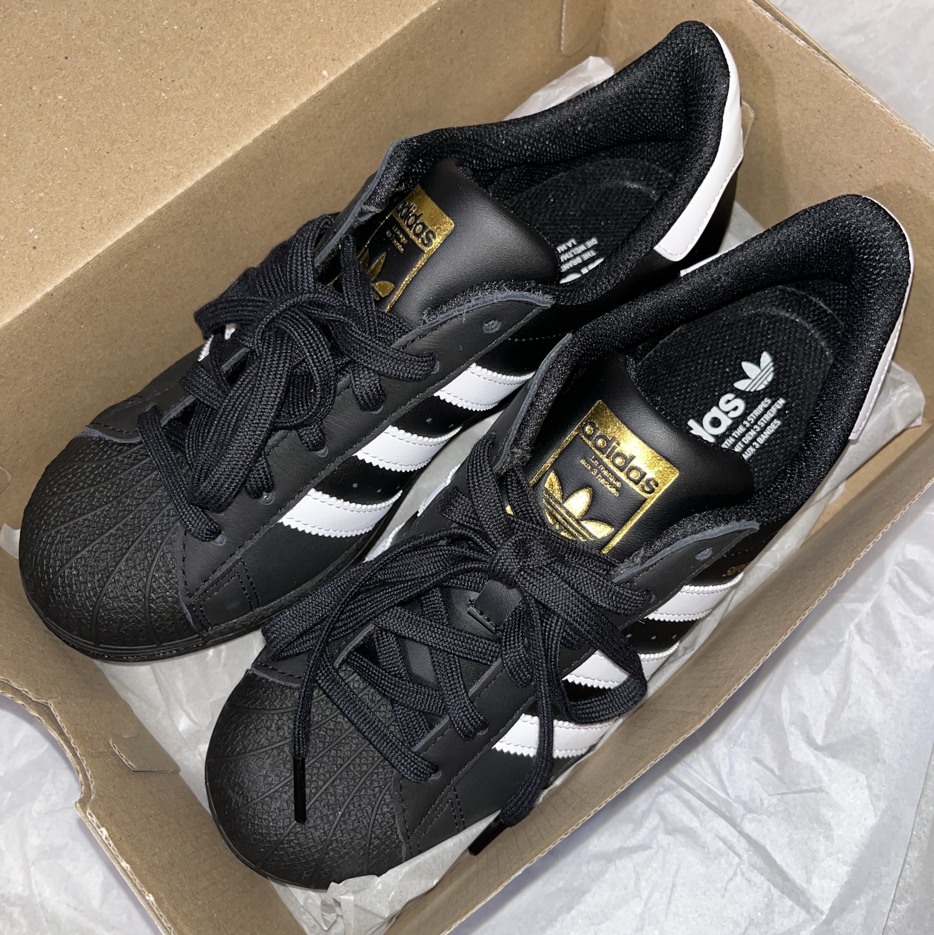 Adidas Superstar Core Black White 착용 스타일