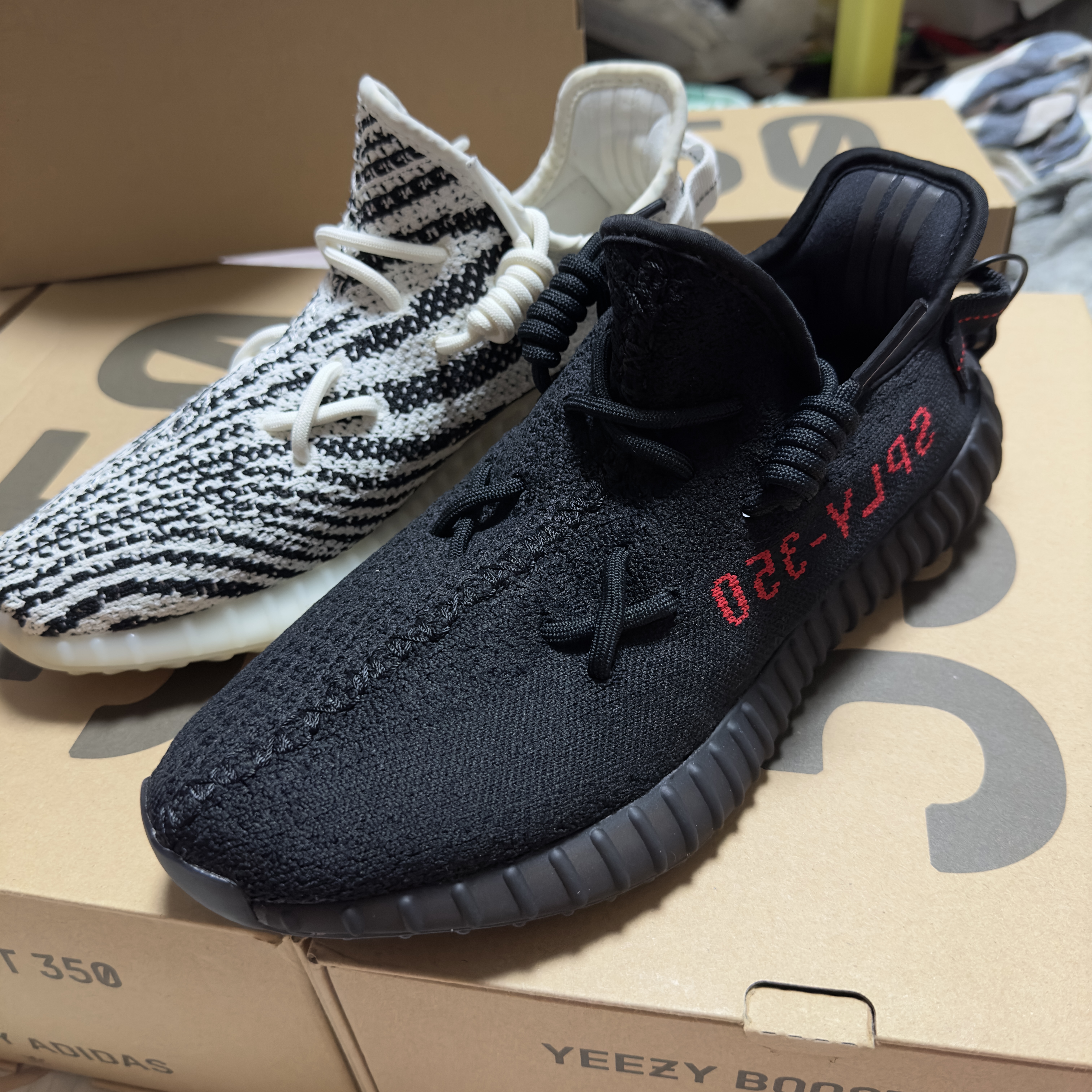 Adidas Yeezy Boost 350 V2 Black Red 2020, Adidas Yeezy Boost 350 V2 Zebra 2017/2019/2020 착용 스타일 - 3