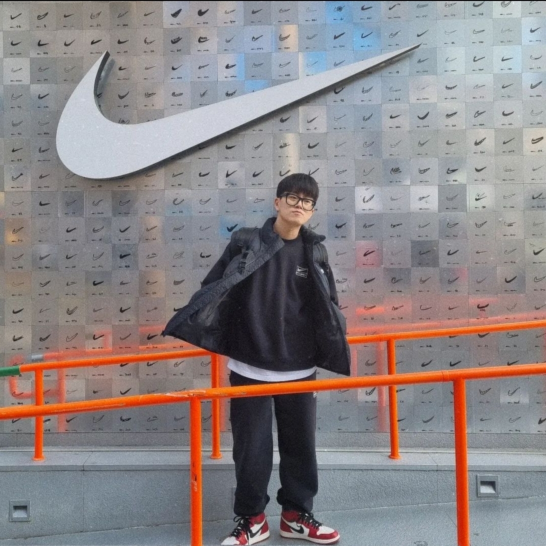 Jordan 1 Retro High OG Chicago 2022, Nike x Stussy NRG Washed Fleece Crewneck Black (DO5310-010) 착용 스타일