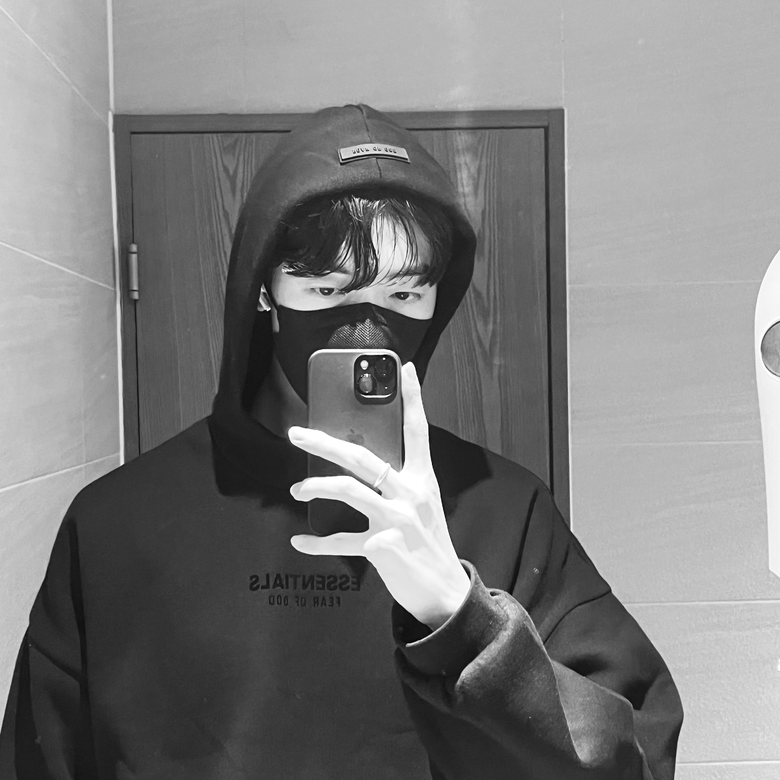 Adidas Yeezy Foam RNNR Carbon, Essentials Hoodie Jet Black - 23FW 착용 스타일 - 2