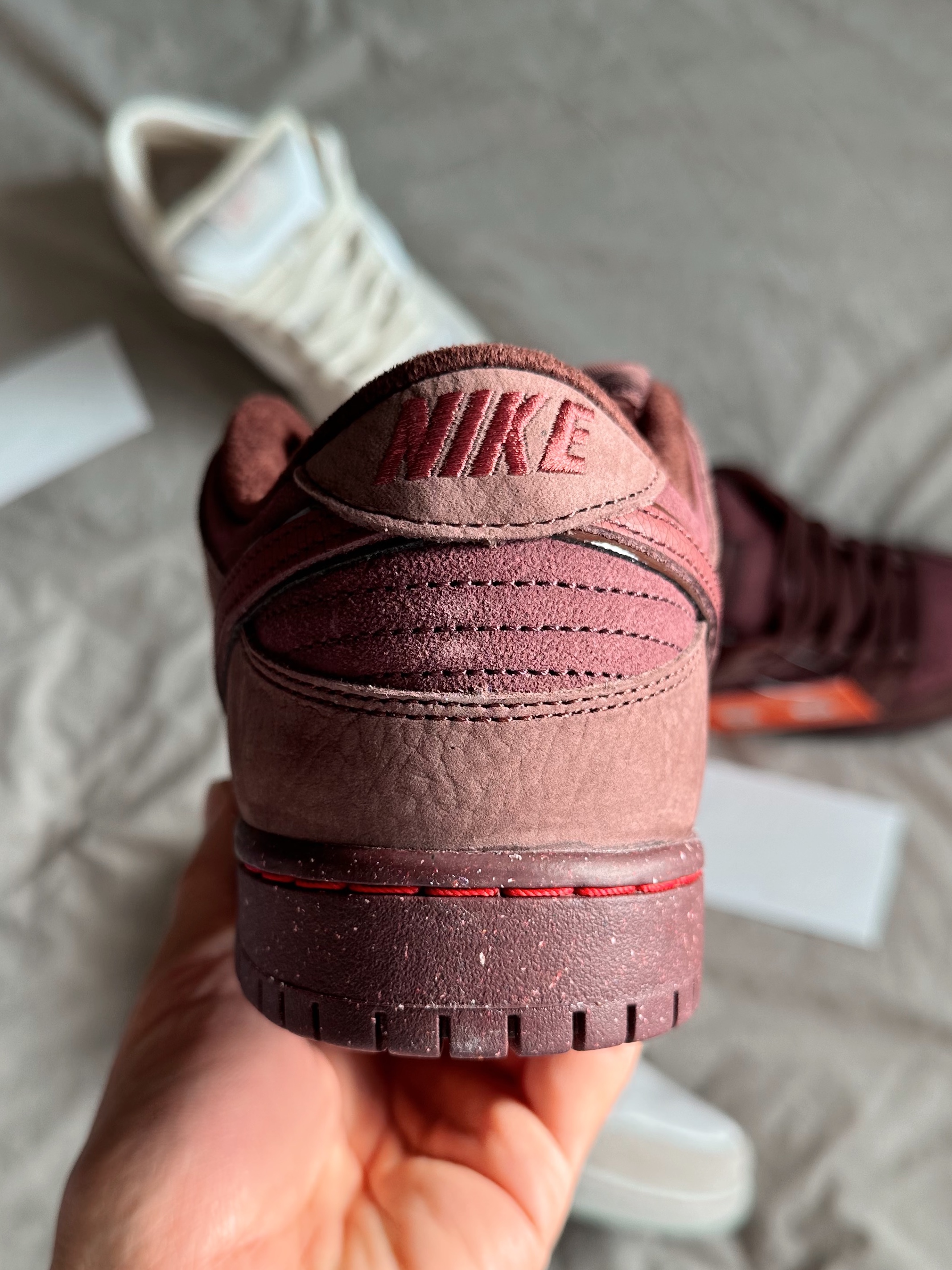 Nike SB Dunk Low PRM Burgundy Crush 착용 스타일 - 4