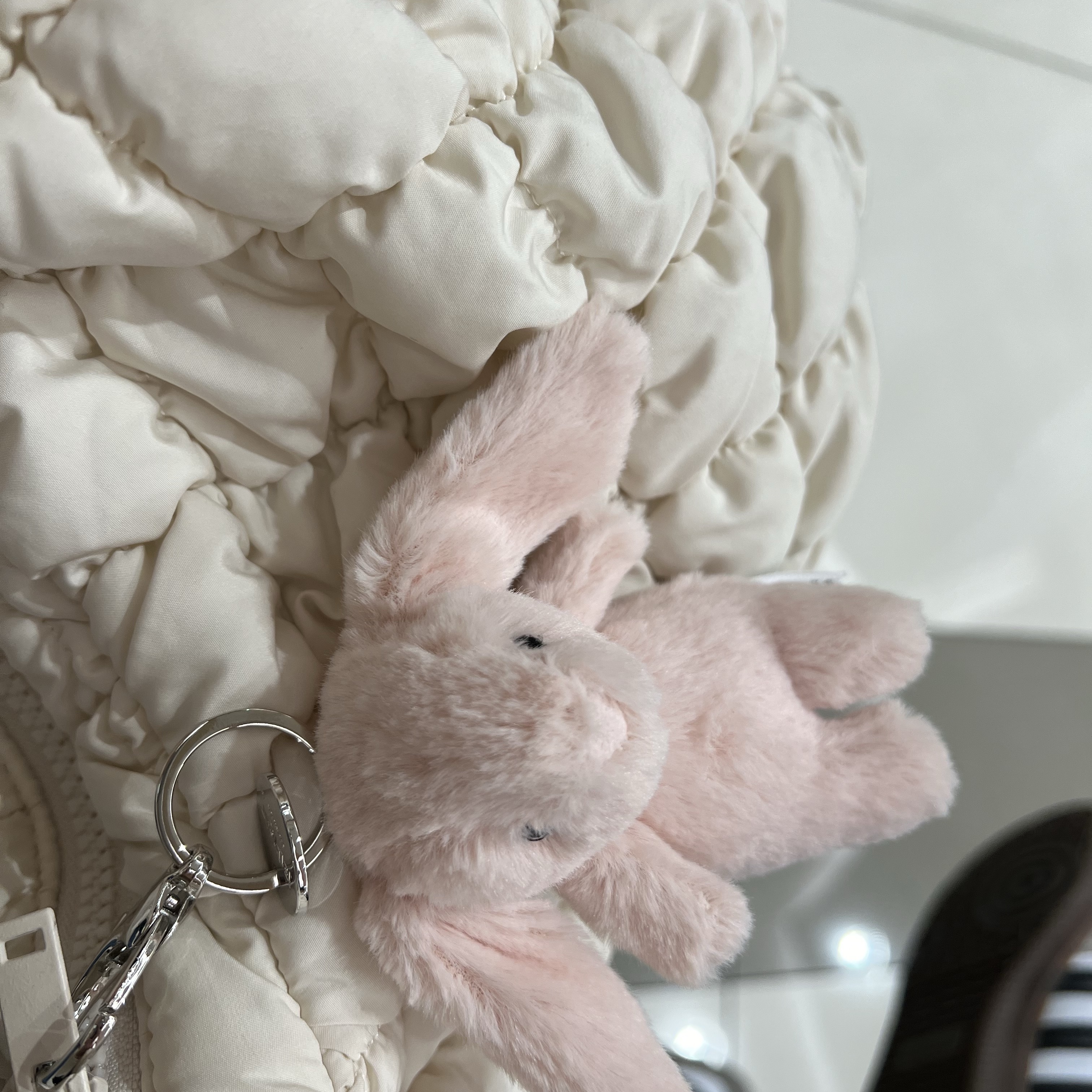 Jellycat Bashful Bunny Bag Charm Blush 착용 스타일 - 2