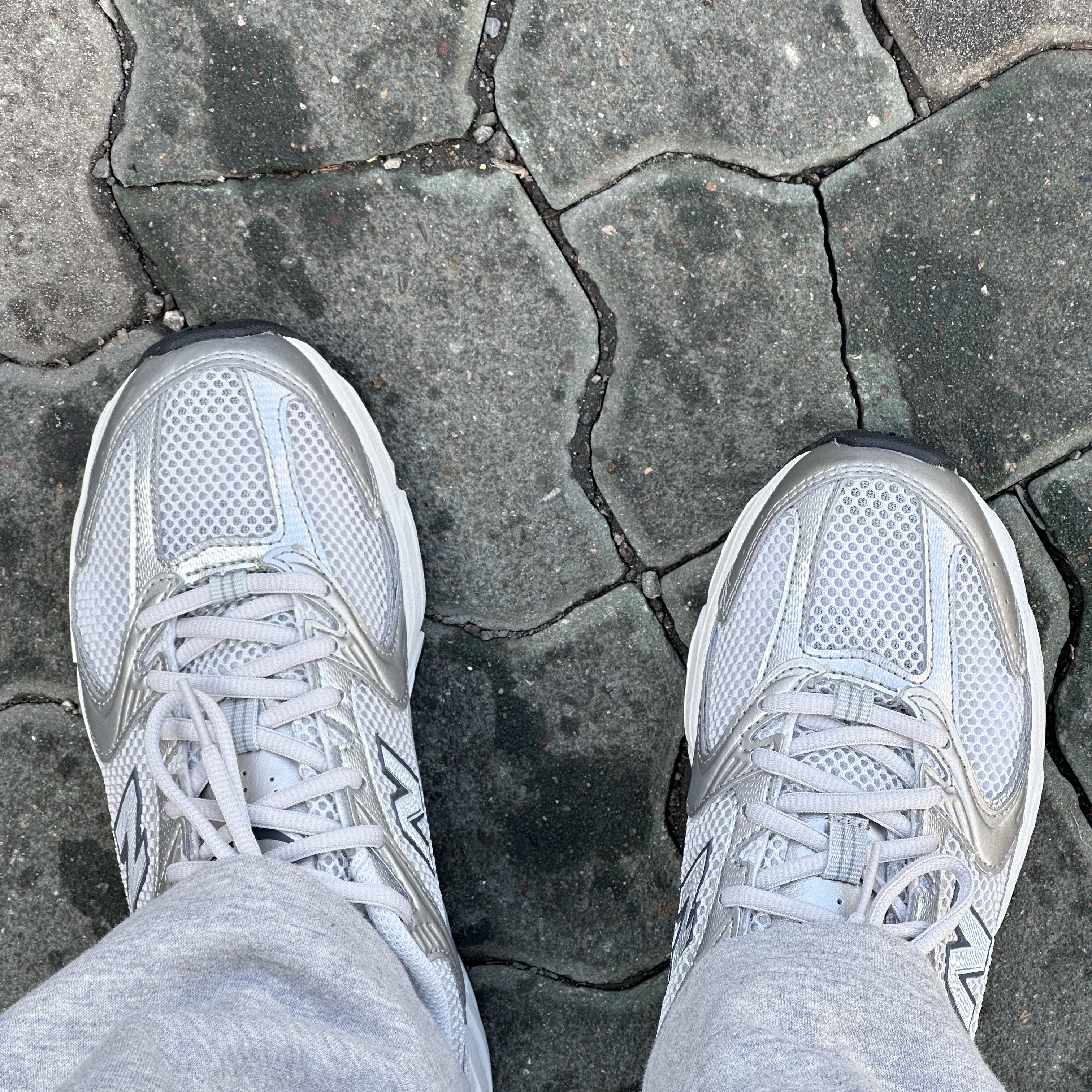 New Balance 530 Grey Matter Silver Metallic 착용 스타일