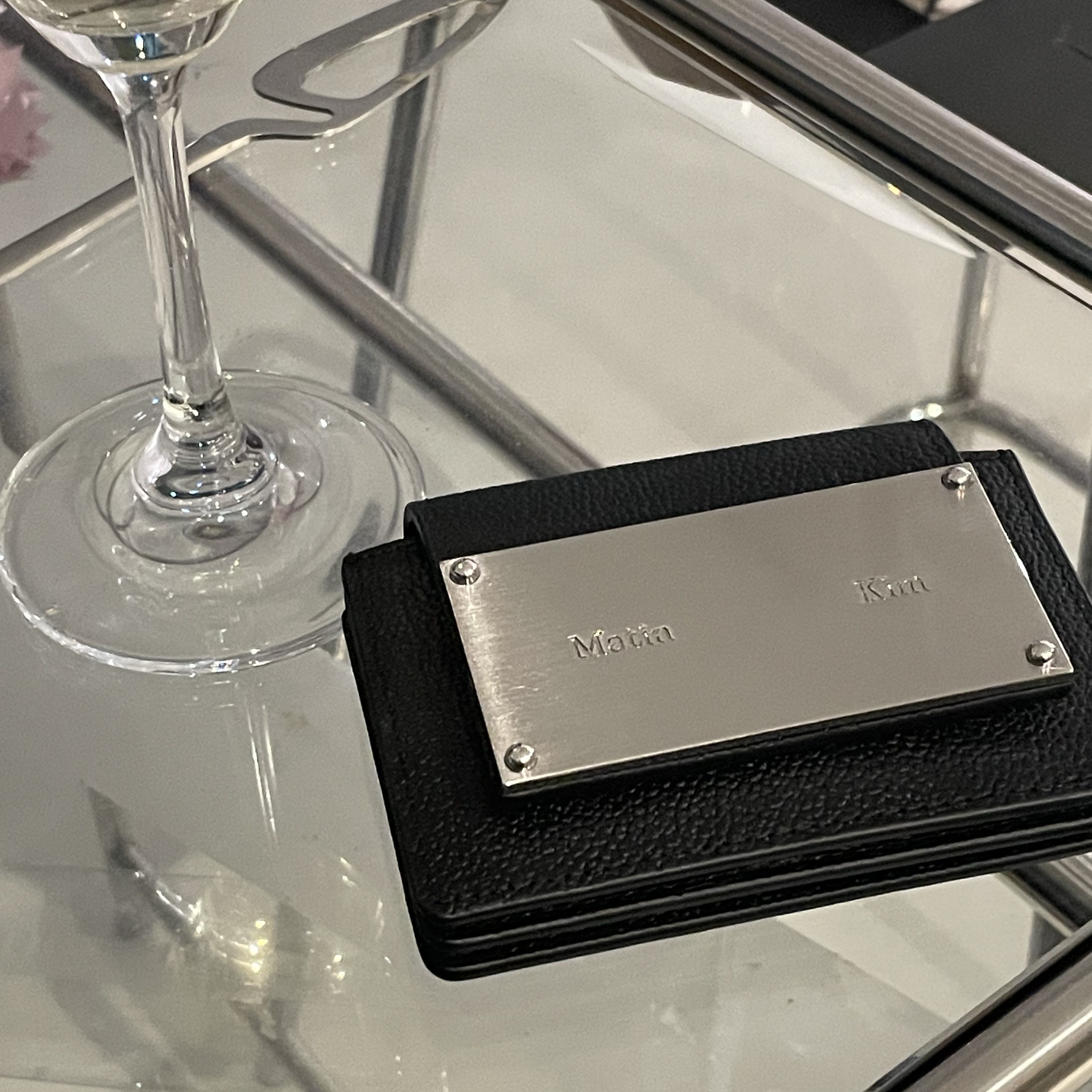 Matin Kim Accordion Wallet Black 착용 스타일
