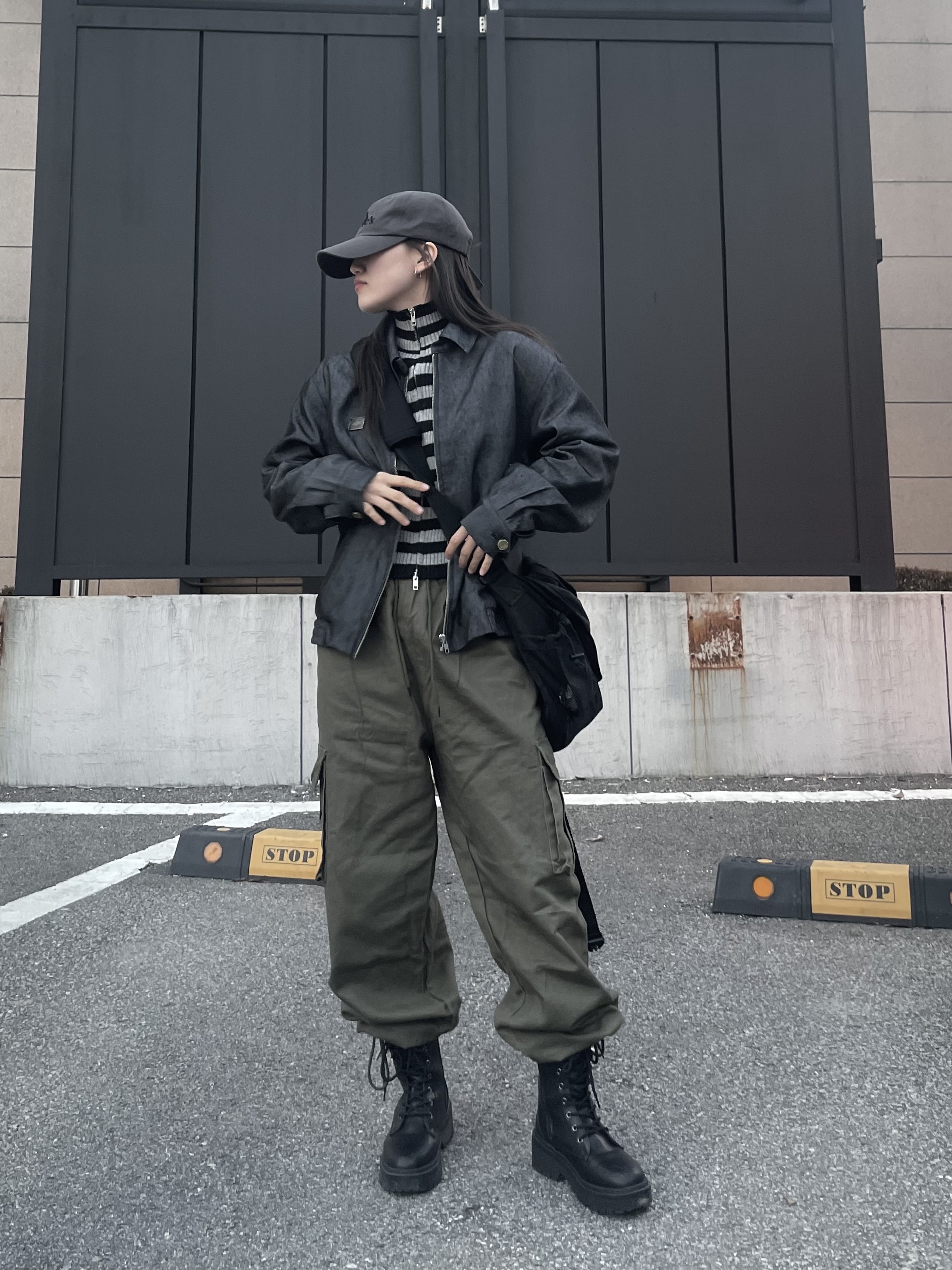 (W) Matin Kim Lettering Ball Cap Charcoal, Carhartt Cargo Series Messenger Bag Black 착용 스타일 - 1