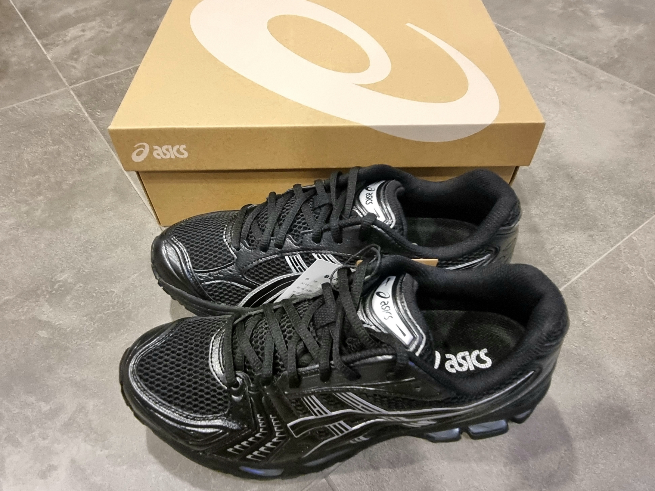 Asics Gel-Kayano 14 Black Pure Silver 착용 스타일 - 6