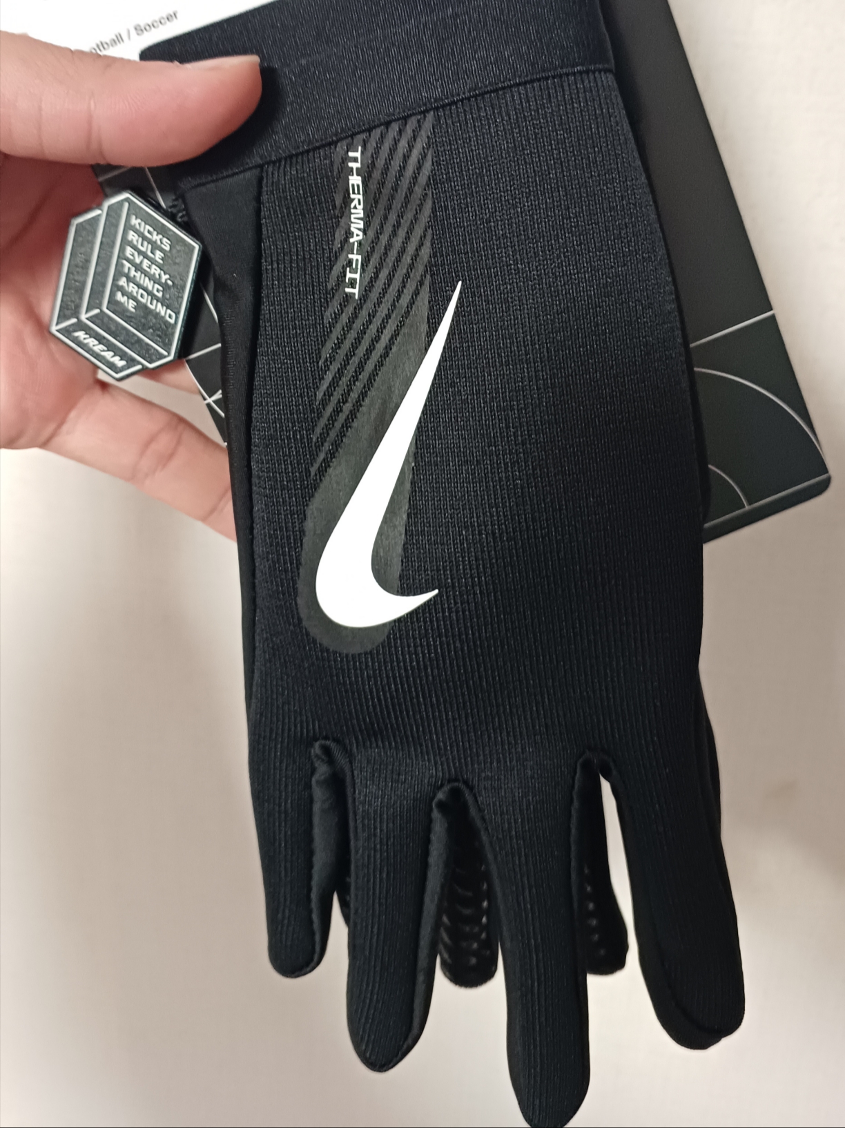 Nike Therma-Fit Academy Football Gloves Black 착용 스타일