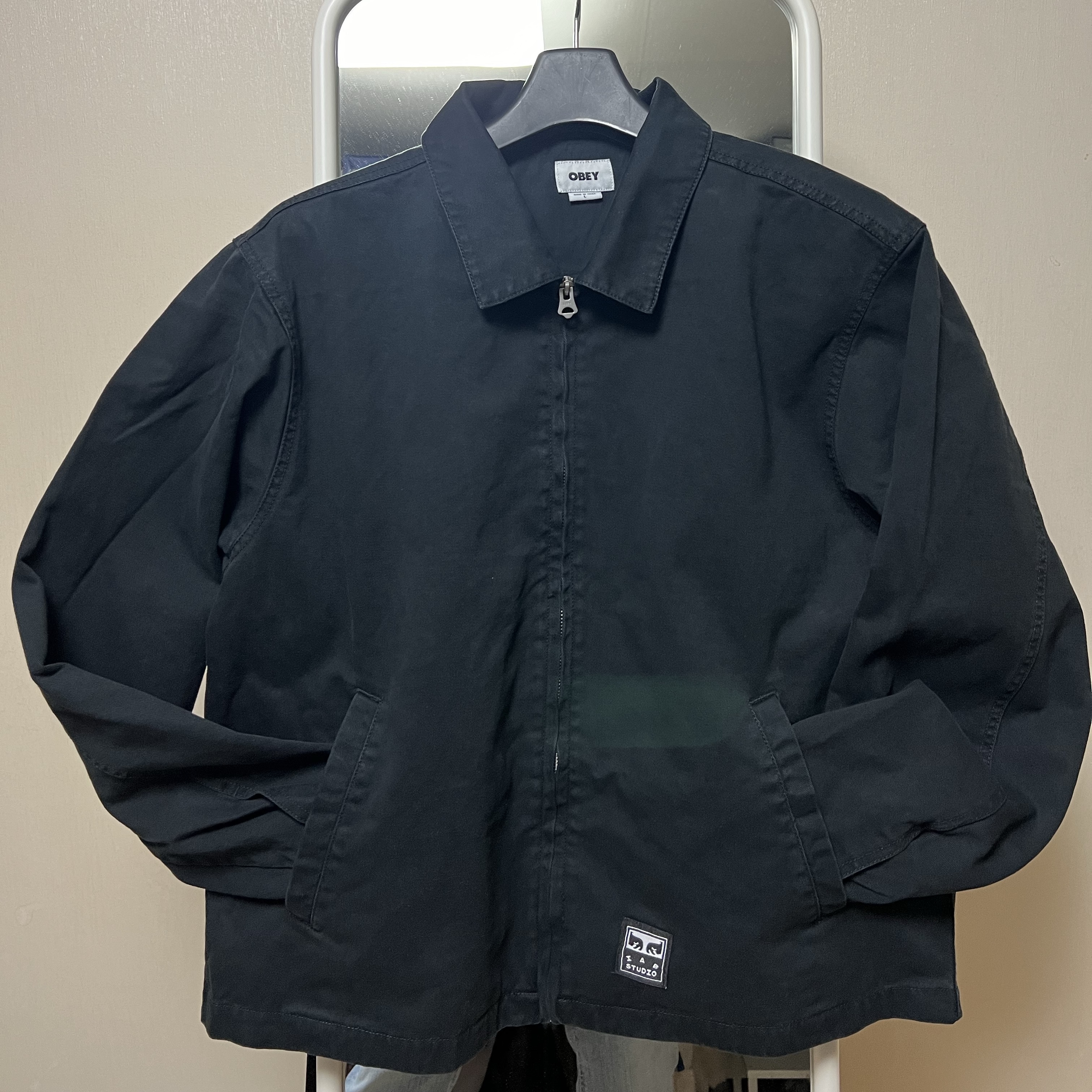 IAB Studio x Obey Poster Zip Jacket Anthracite 착용 스타일 - 1