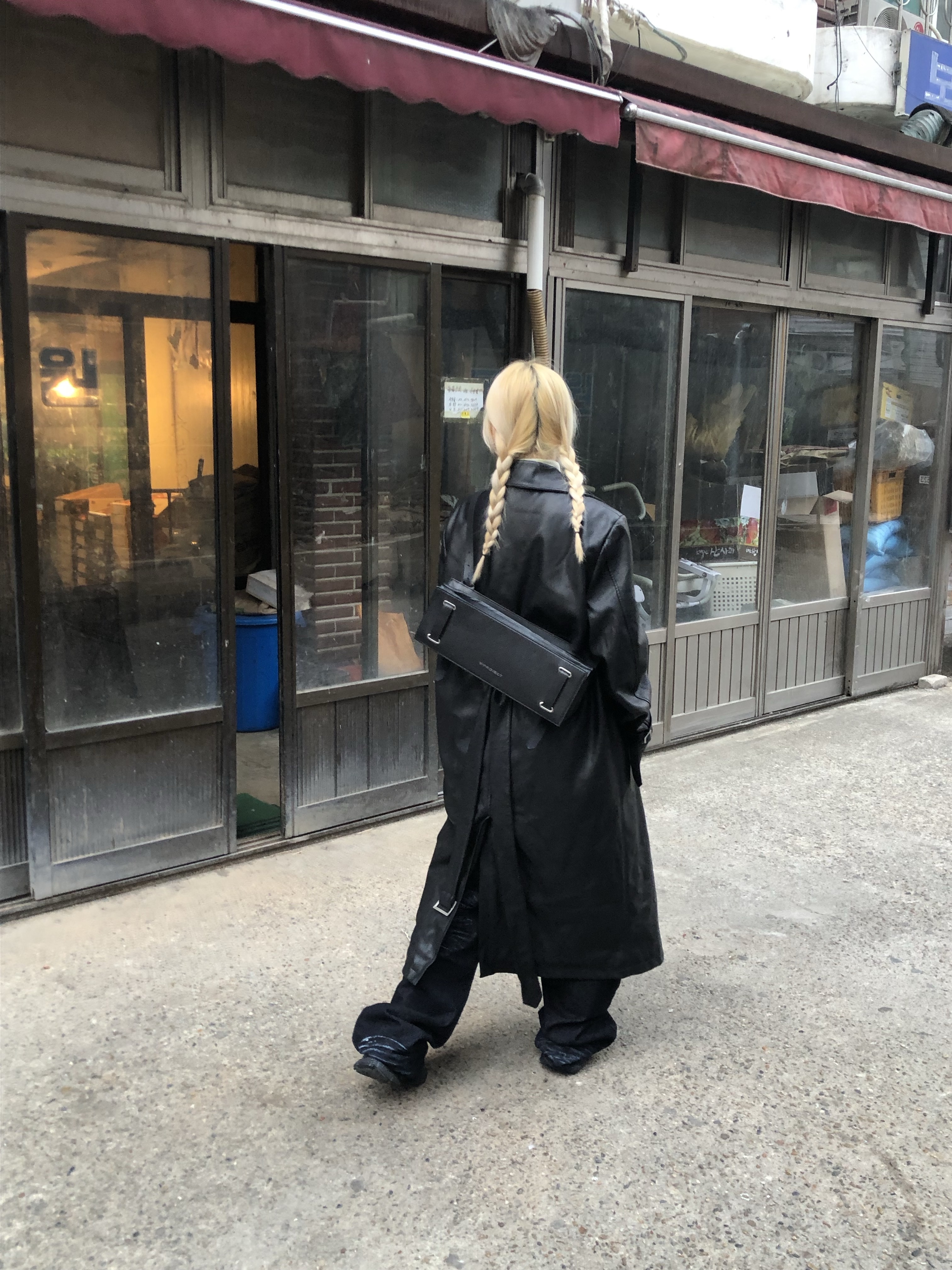 Balenciaga Runner Sneakers Black Matt 착용 스타일 - 3
