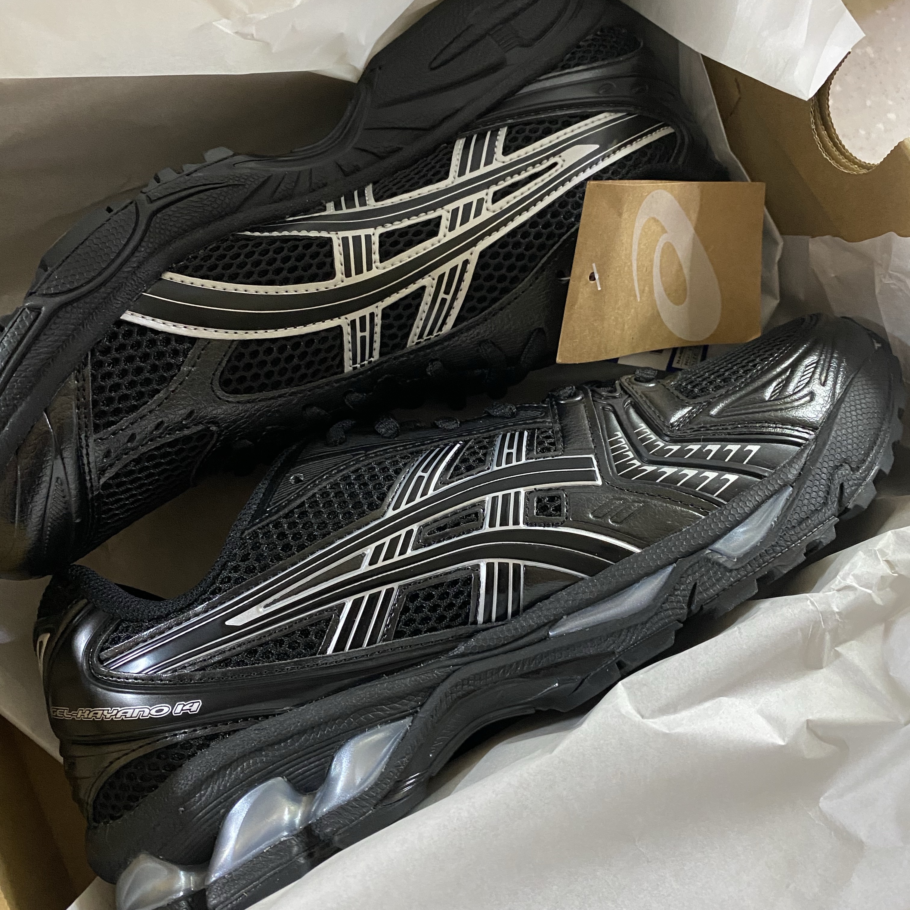 Asics Gel-Kayano 14 Black Pure Silver 착용 스타일