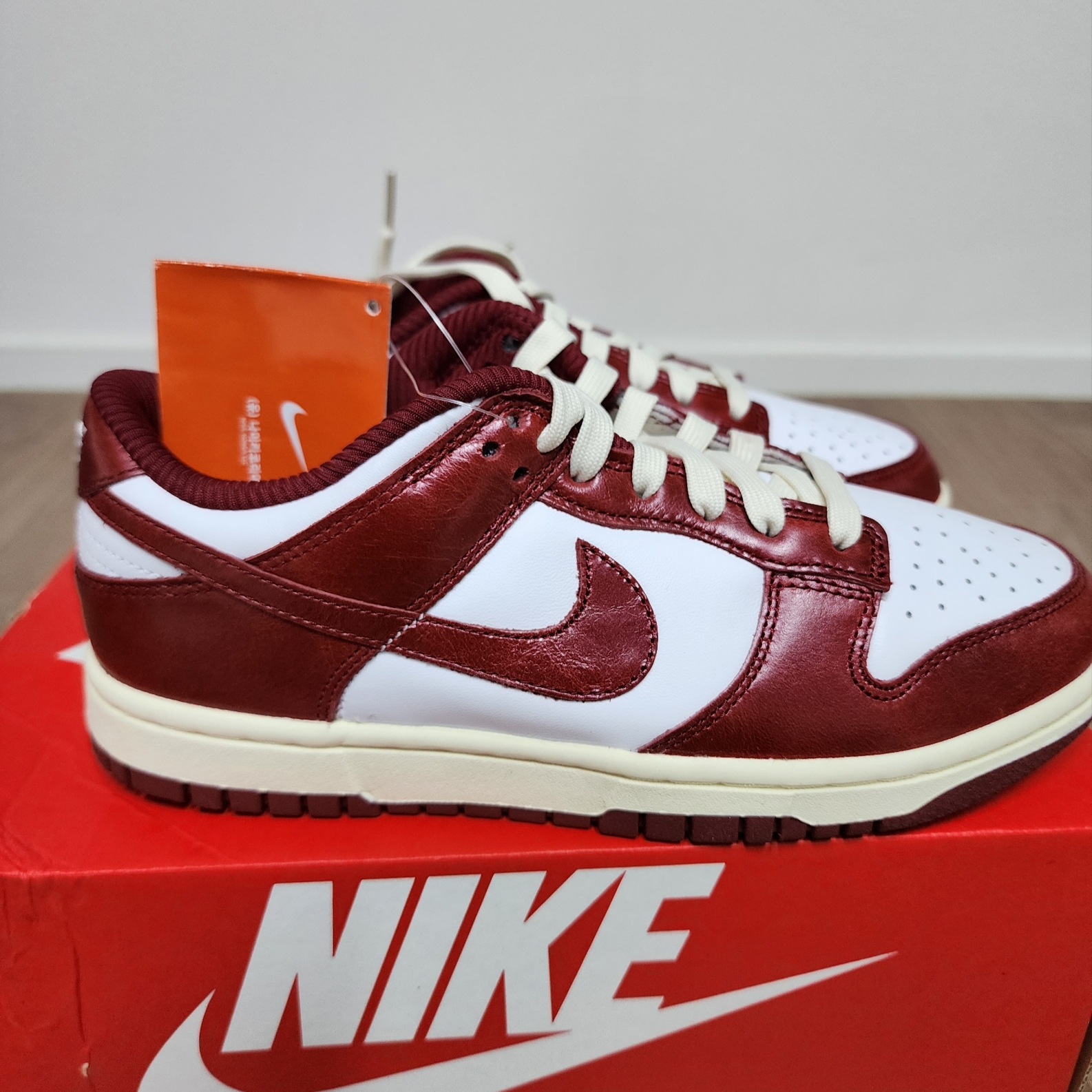 (W) Nike Dunk Low Retro PRM Team Red and White 착용 스타일 - 2