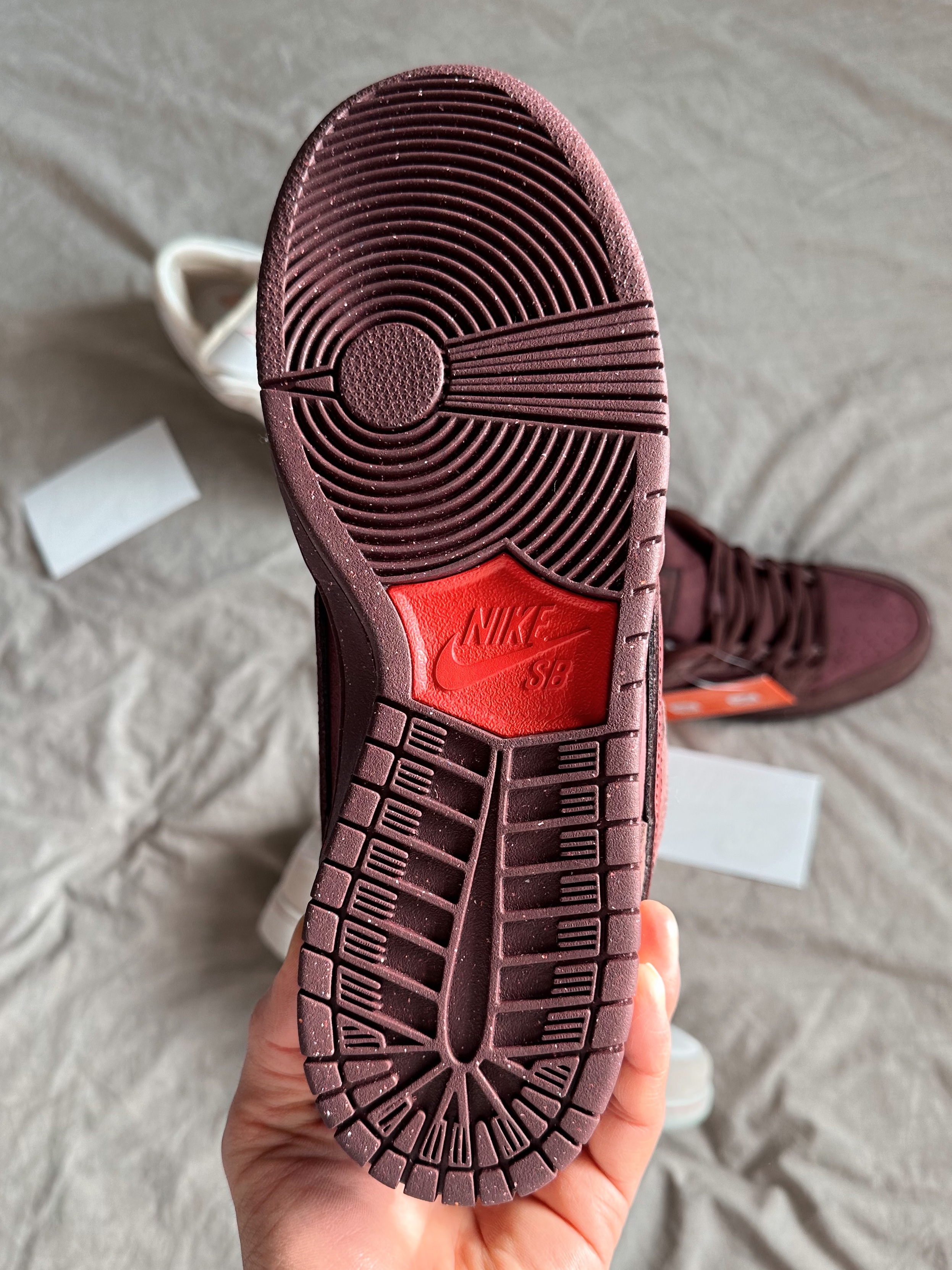 Nike SB Dunk Low PRM Burgundy Crush 착용 스타일 - 5