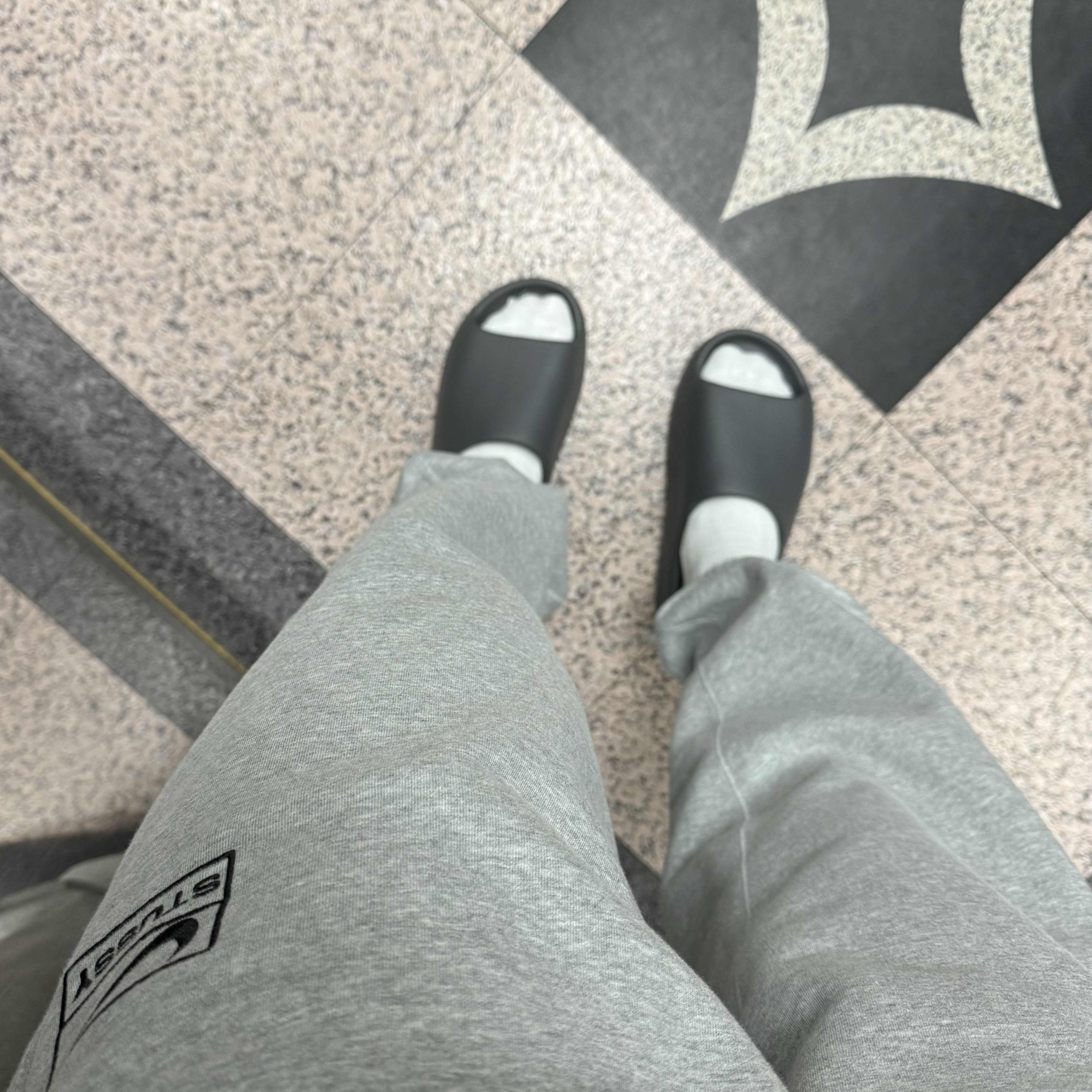 Adidas Yeezy Slide Slate Grey 착용 스타일