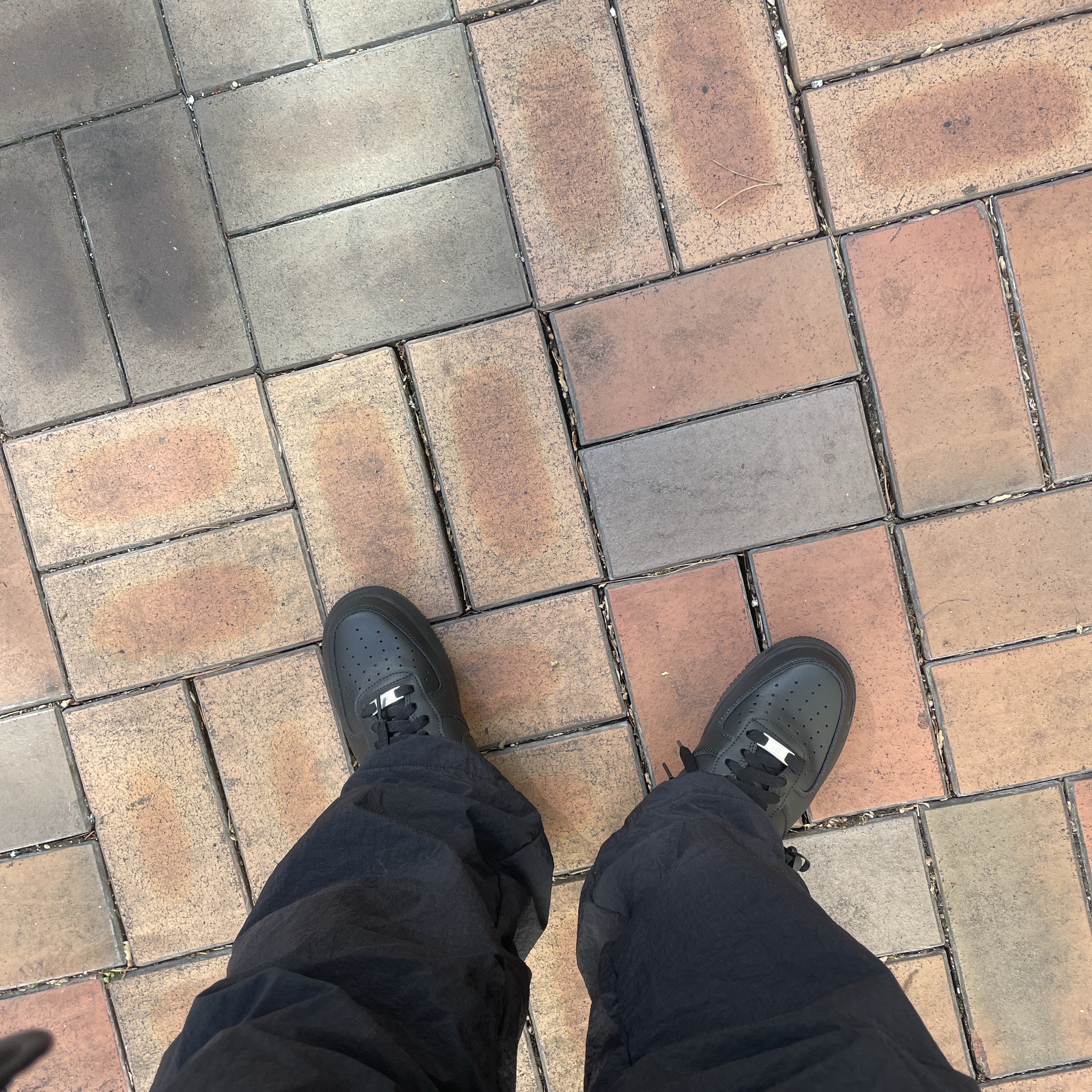 Nike Air Force 1 '07 Low Triple Black 착용 스타일