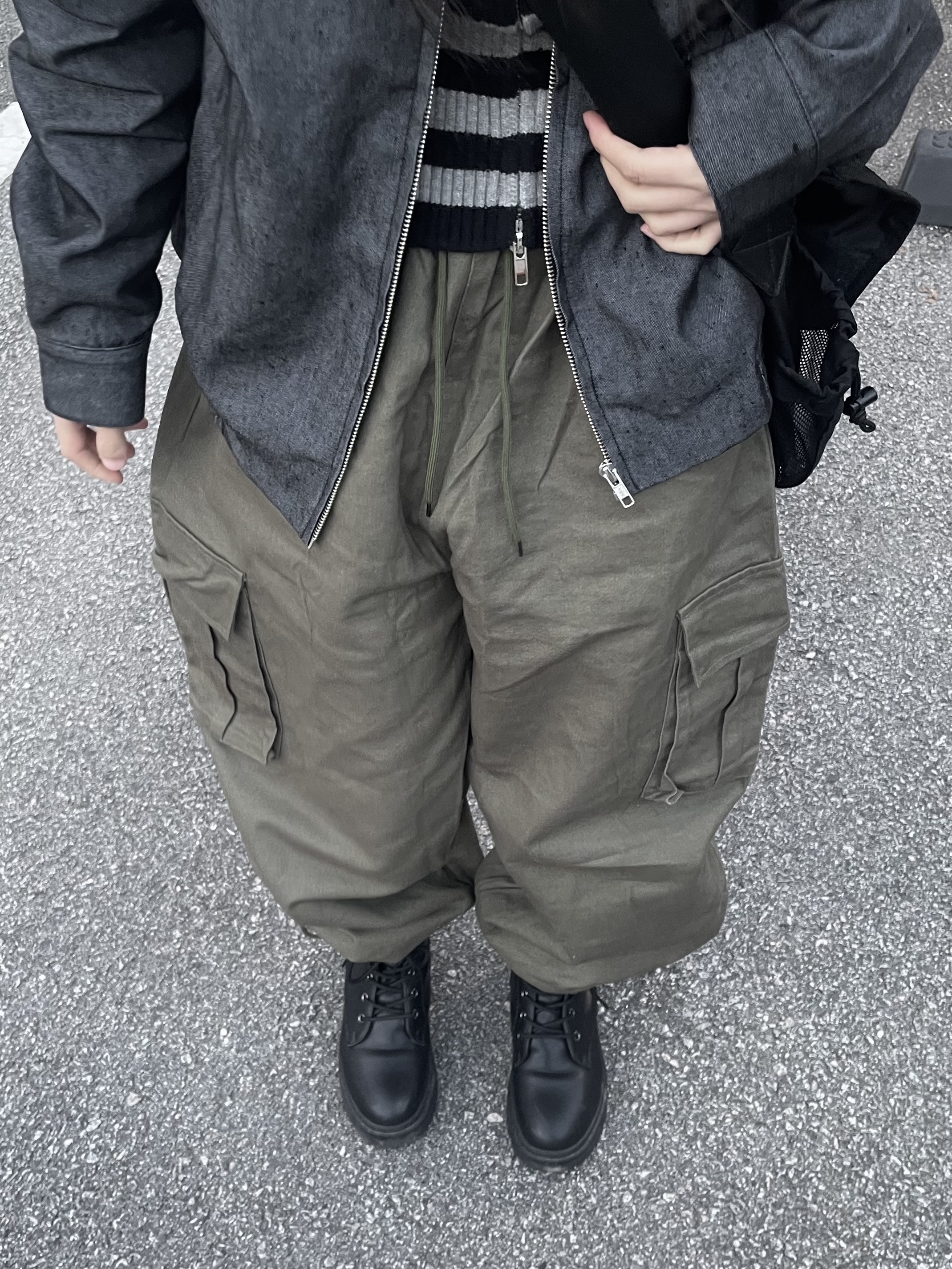 (W) Matin Kim Lettering Ball Cap Charcoal, Carhartt Cargo Series Messenger Bag Black 착용 스타일 - 4