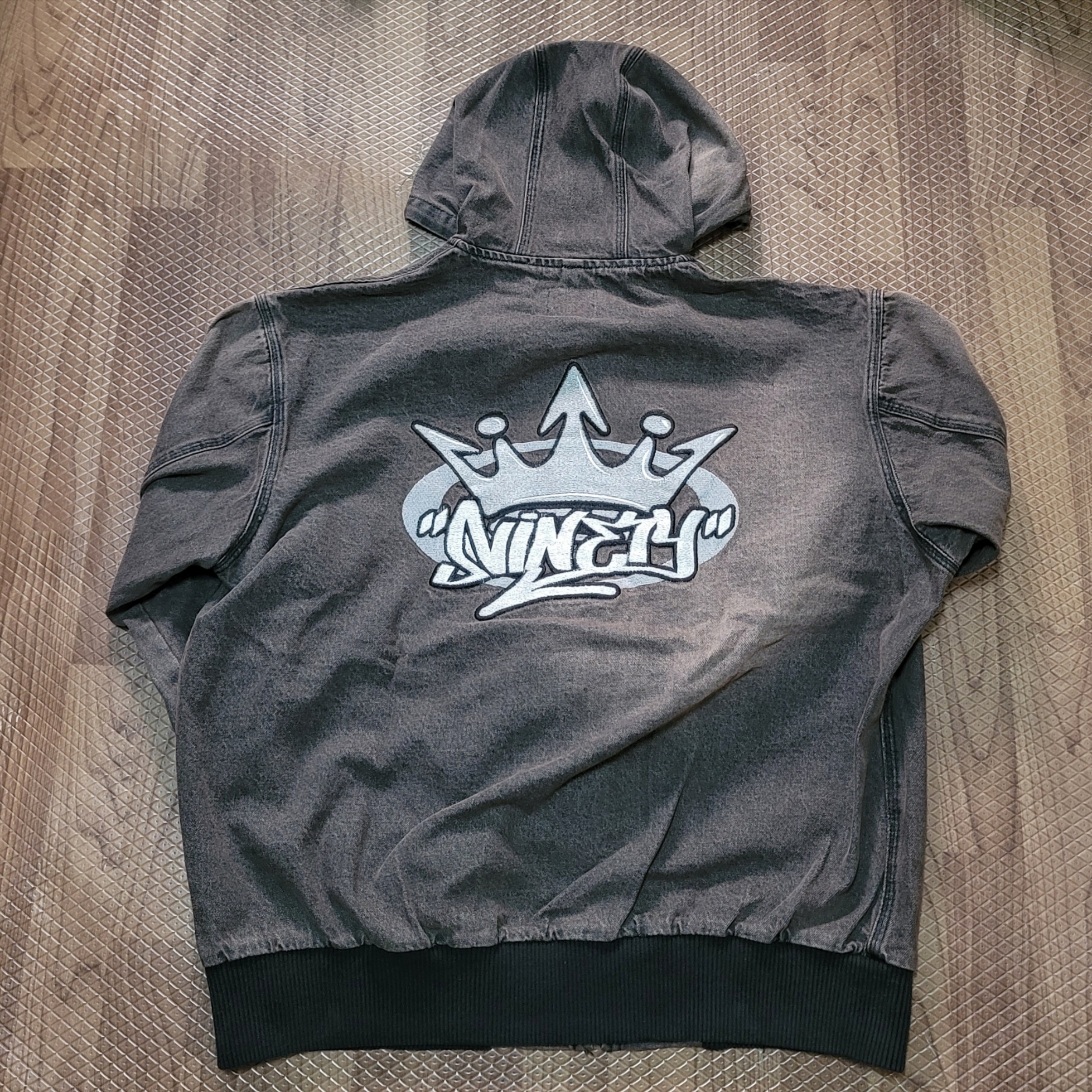 9090 King Logo Vintage Denim Hoodie Dark Brown 착용 스타일 - 2