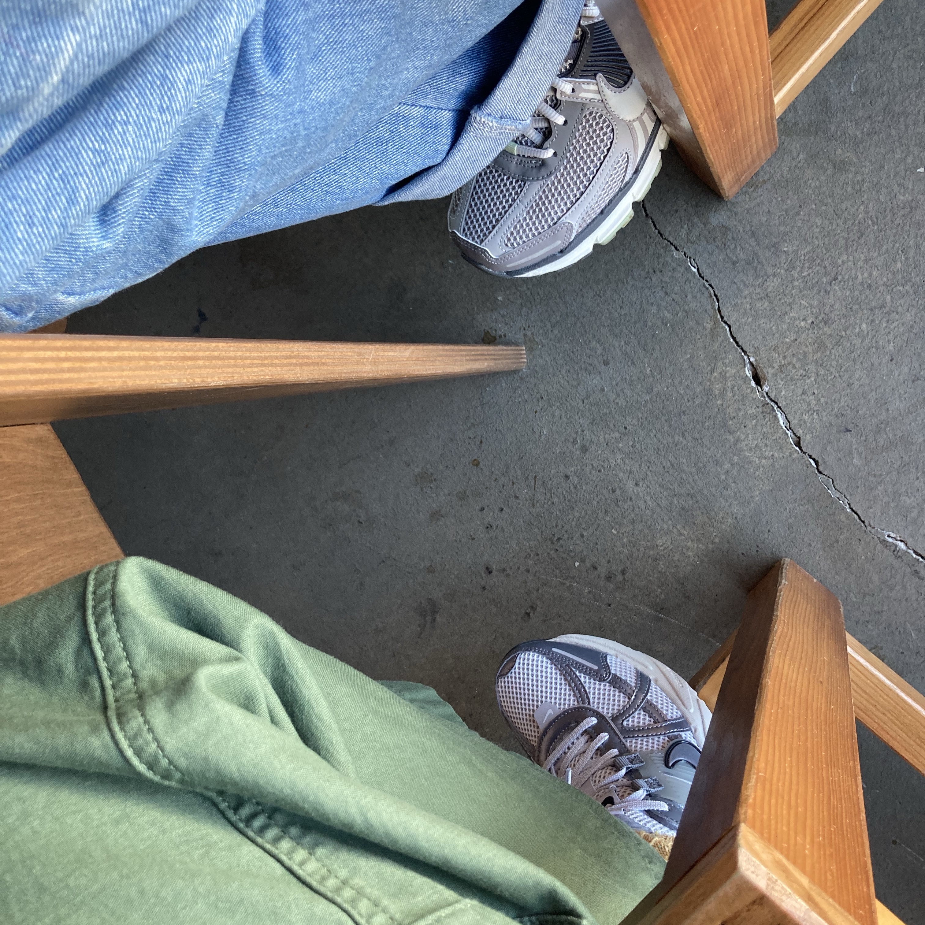 Nike V2K Run Pure Platinum Wolf Grey, (W) Nike Zoom Vomero 5 Cobblestone and Flat Pewter 착용 스타일 - 1