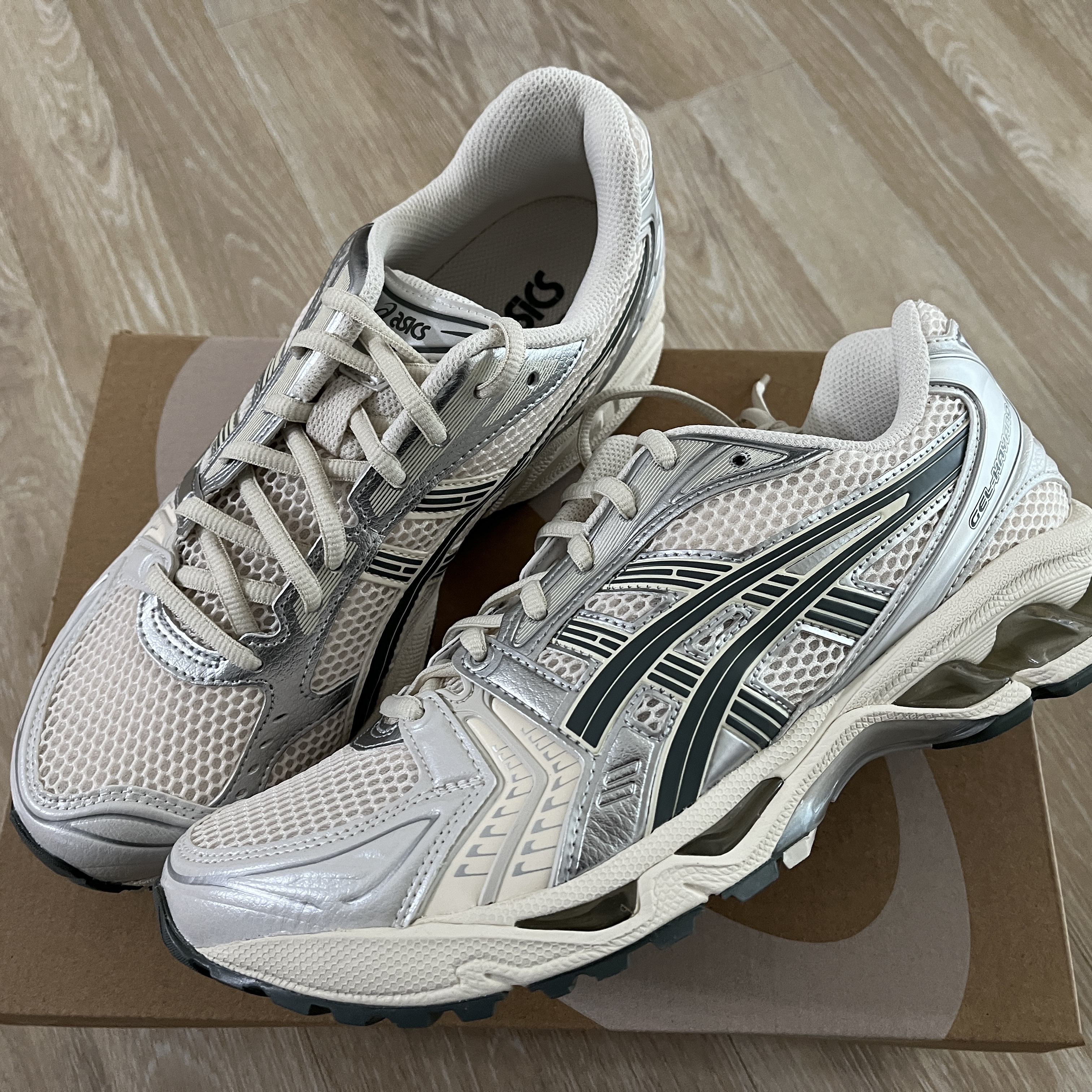Asics Gel-Kayano 14 Birch Dark Pewter 착용 스타일