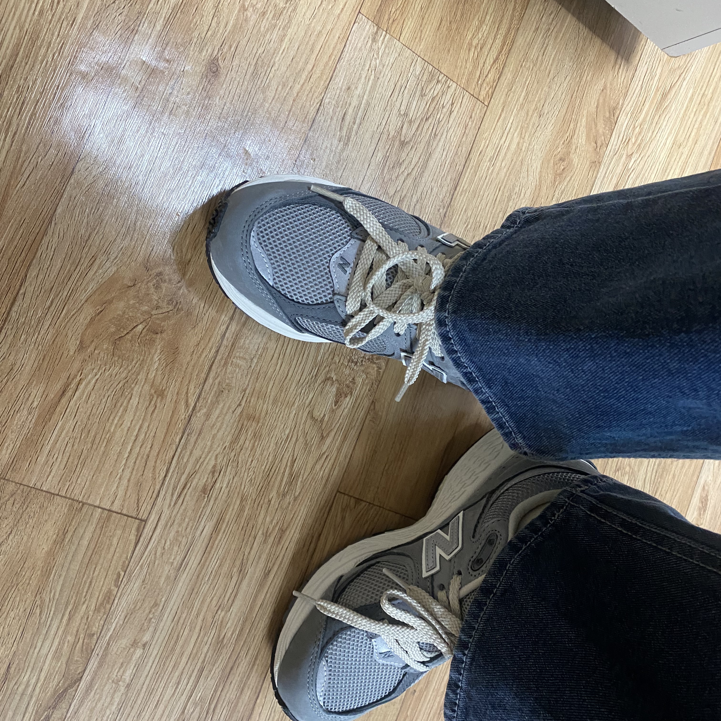 New Balance 2002R Premium Vintage Grey 착용 스타일 - 3