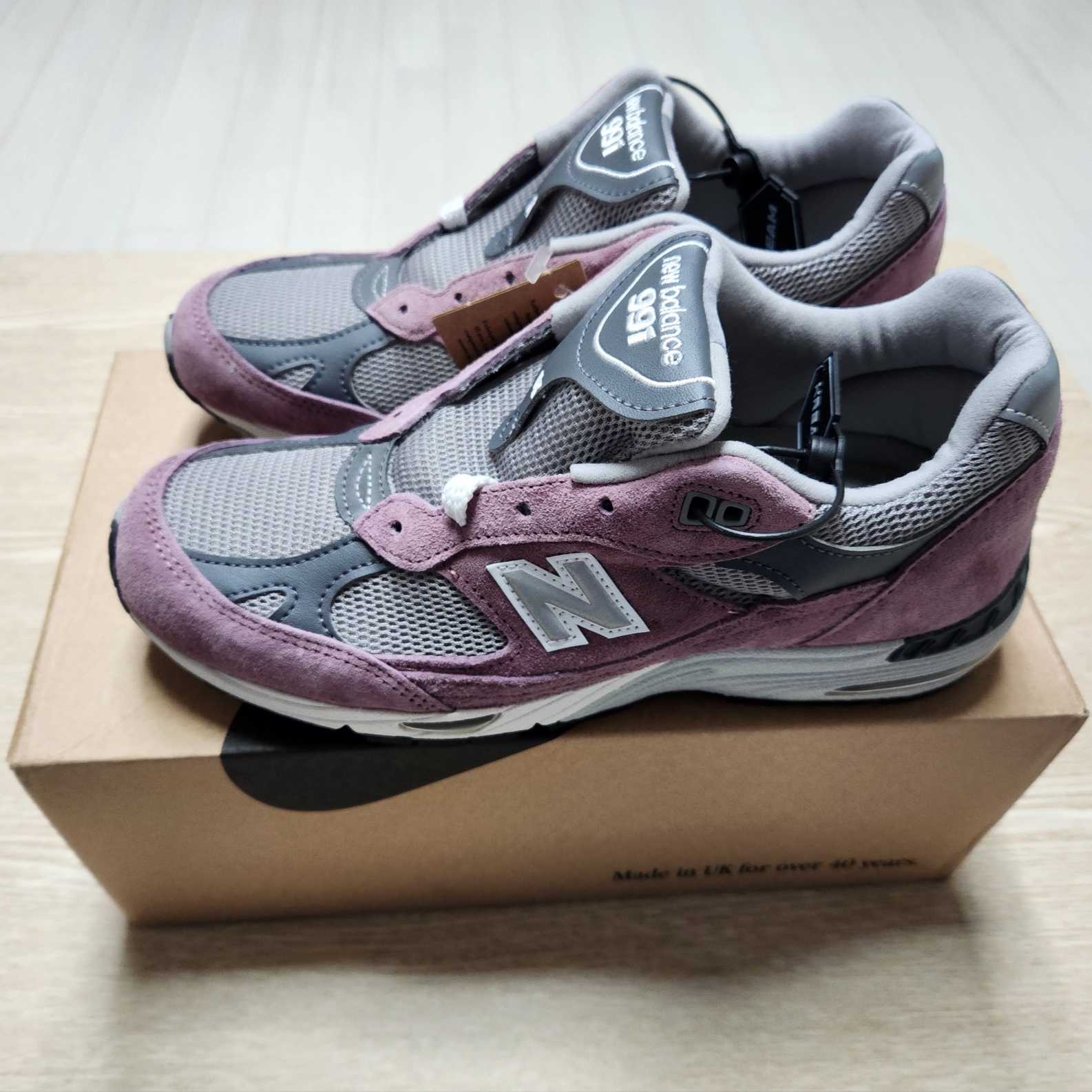 (W) New Balance 991 Made in UK Pink Grey 착용 스타일