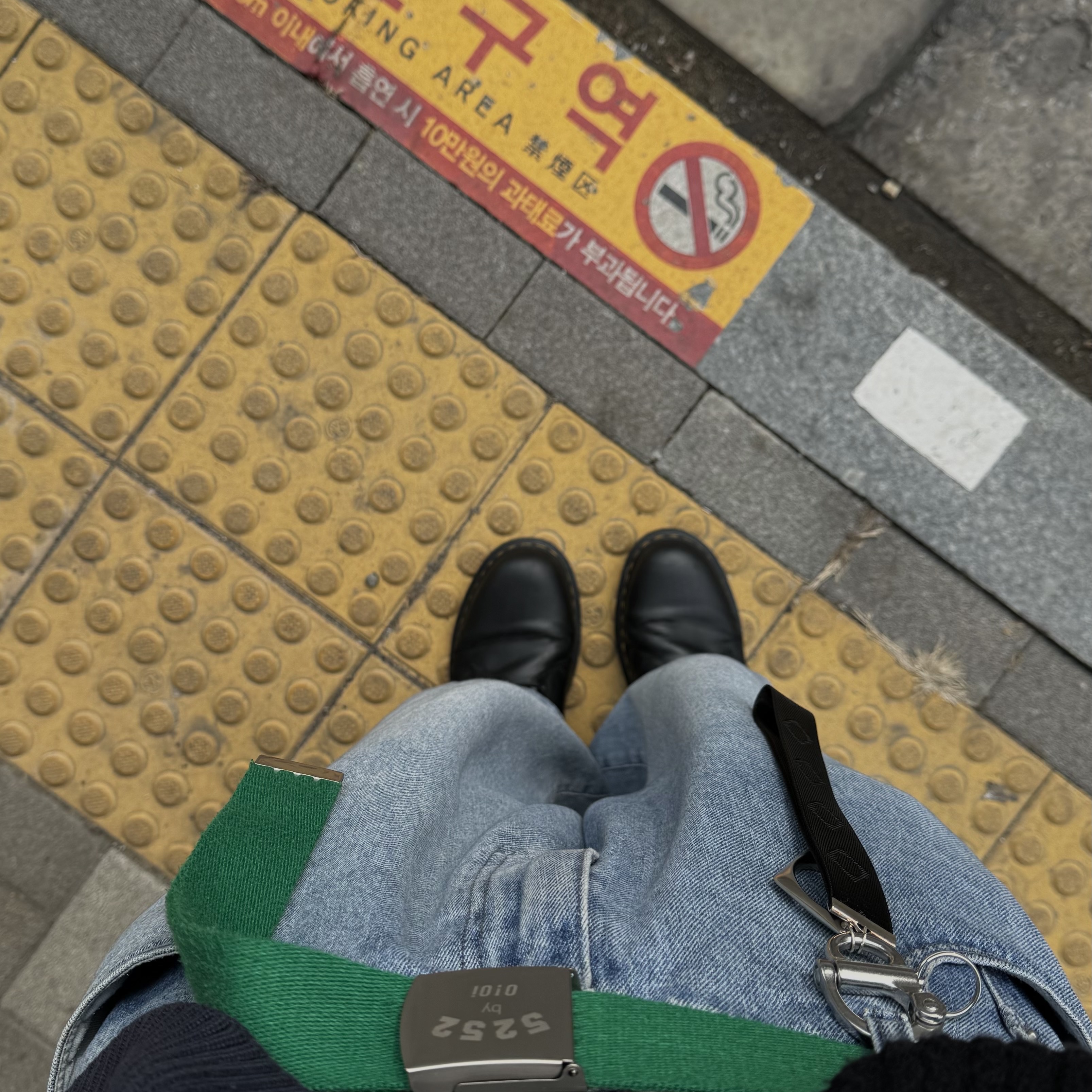 Mischief Rhombus Keyring Black 착용 스타일
