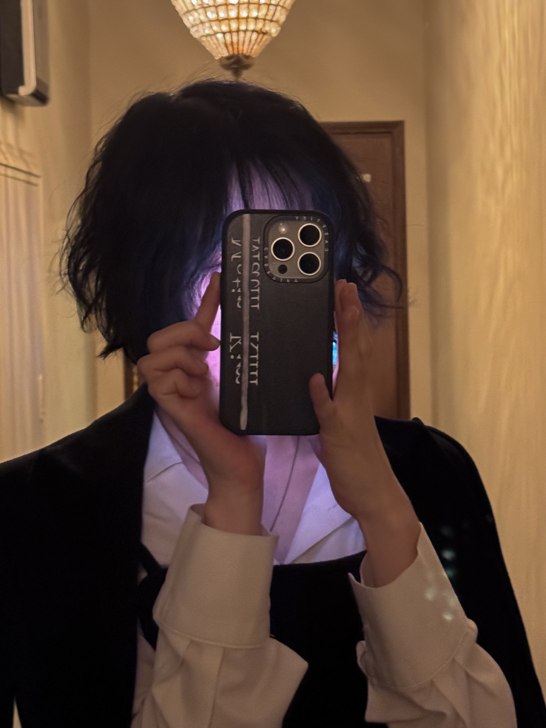 Casetify x Matin Kim iPhone Black Logo Impact Case Matte Black 착용 스타일 - 2