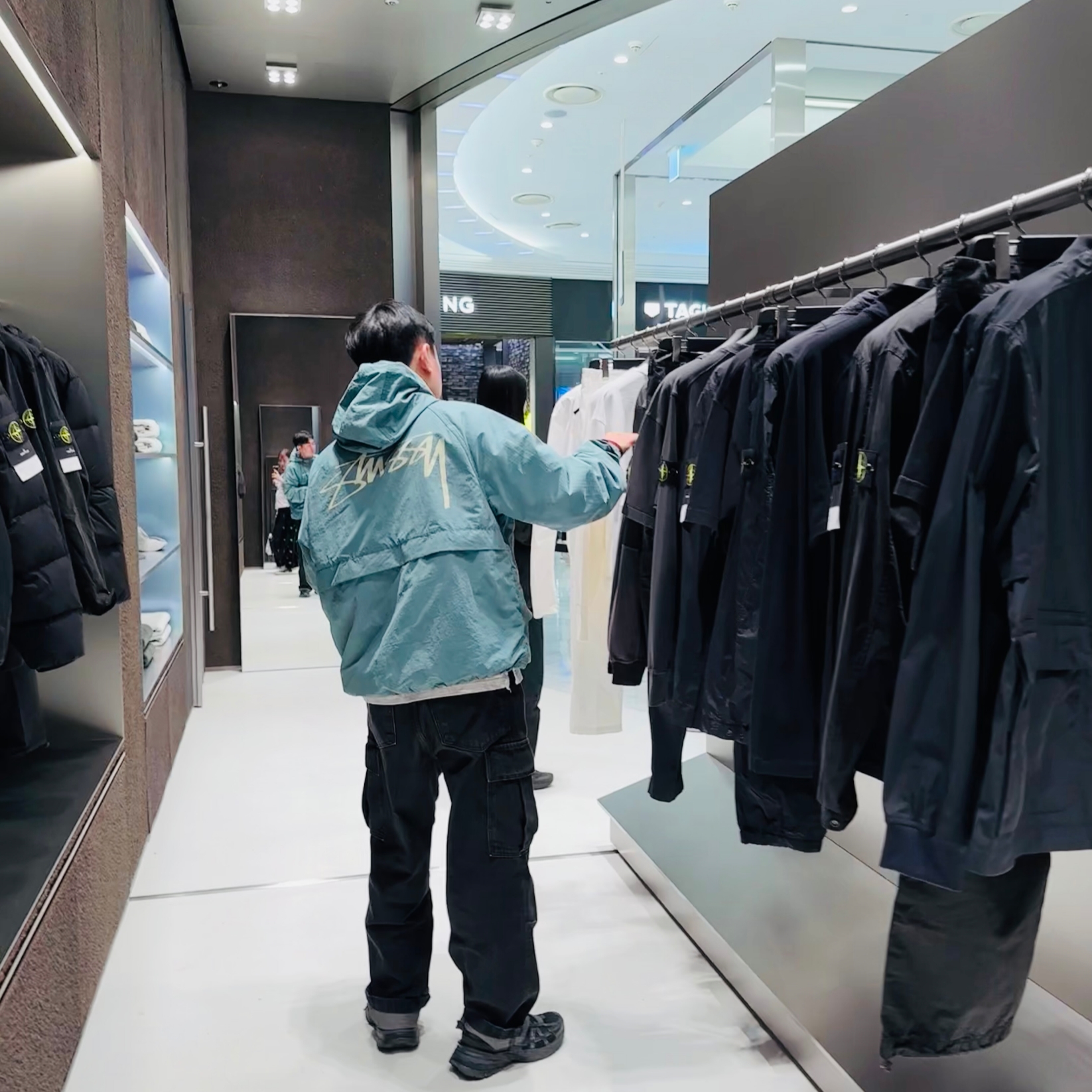 Nike V2K Run Black Anthracite, Stussy Wave Dye Beach Shell Jacket Atlantic 착용 스타일