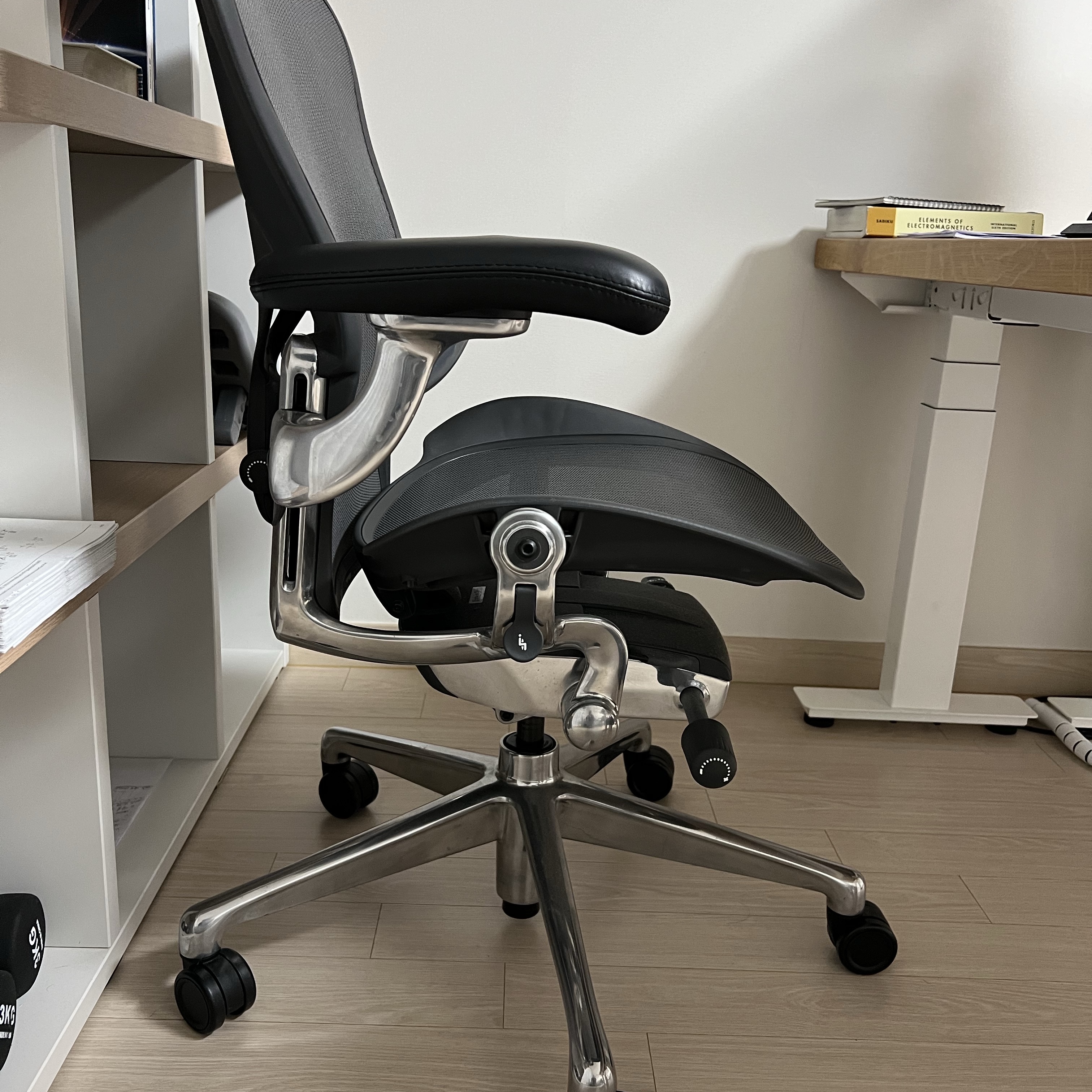 [헤드레스트 증정][20% 쿠폰] Herman Miller New Aeron Chair CD Full Option Graphite 착용 스타일