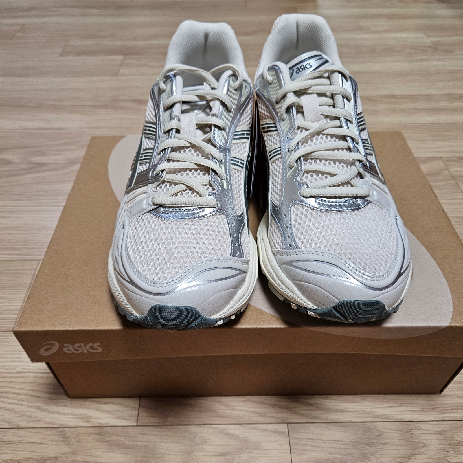 Asics Gel-Kayano 14 Birch Dark Pewter 착용 스타일 - 2